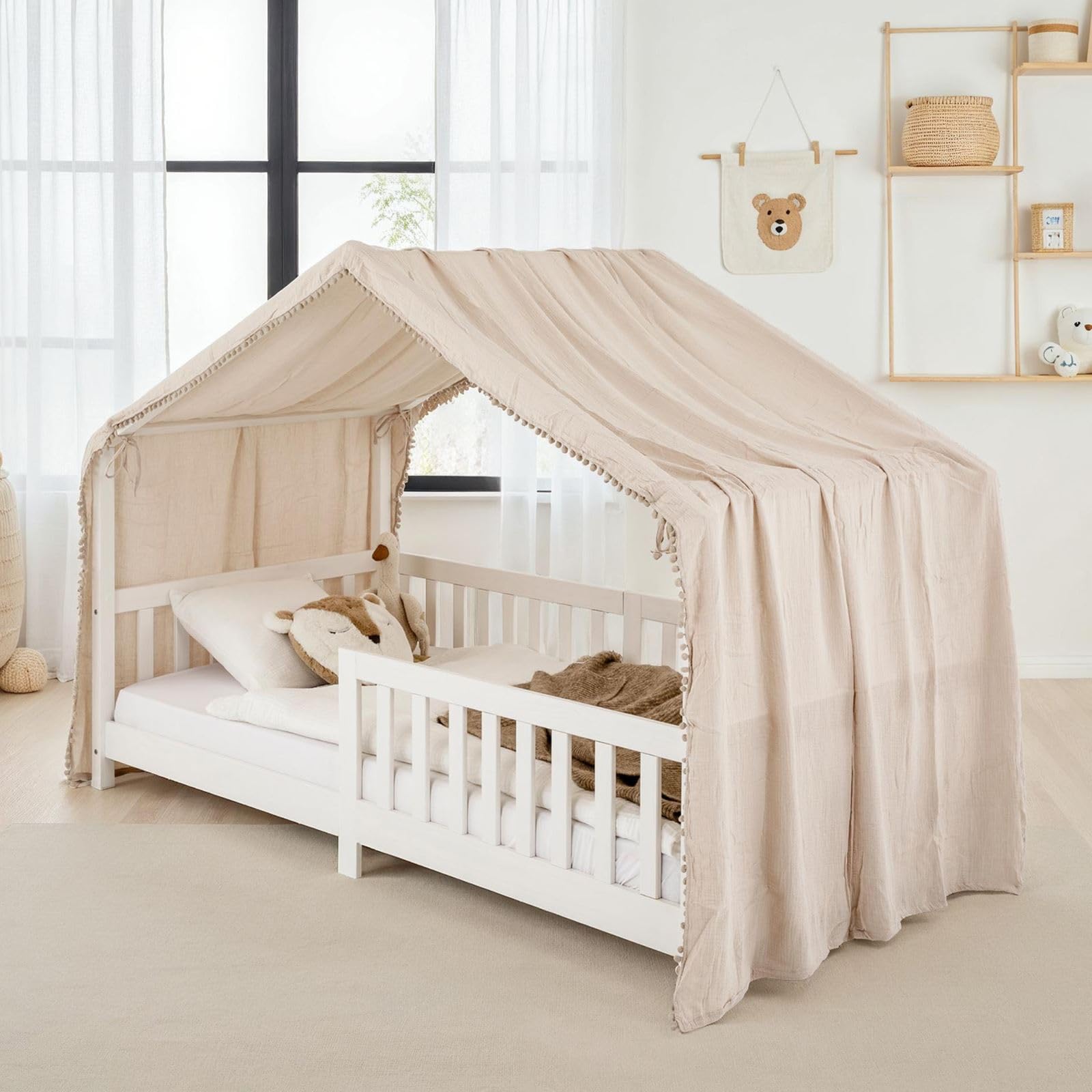 IDIMEX Hausbett-Vorhang LIAN 1 Stück, Beige – aus doppellagigem Musselin mit Pompons an den Seiten, 6 Schlaufen zum Befestigen, Bett Deko für Kinderzimmer, weich & atmungsaktiv