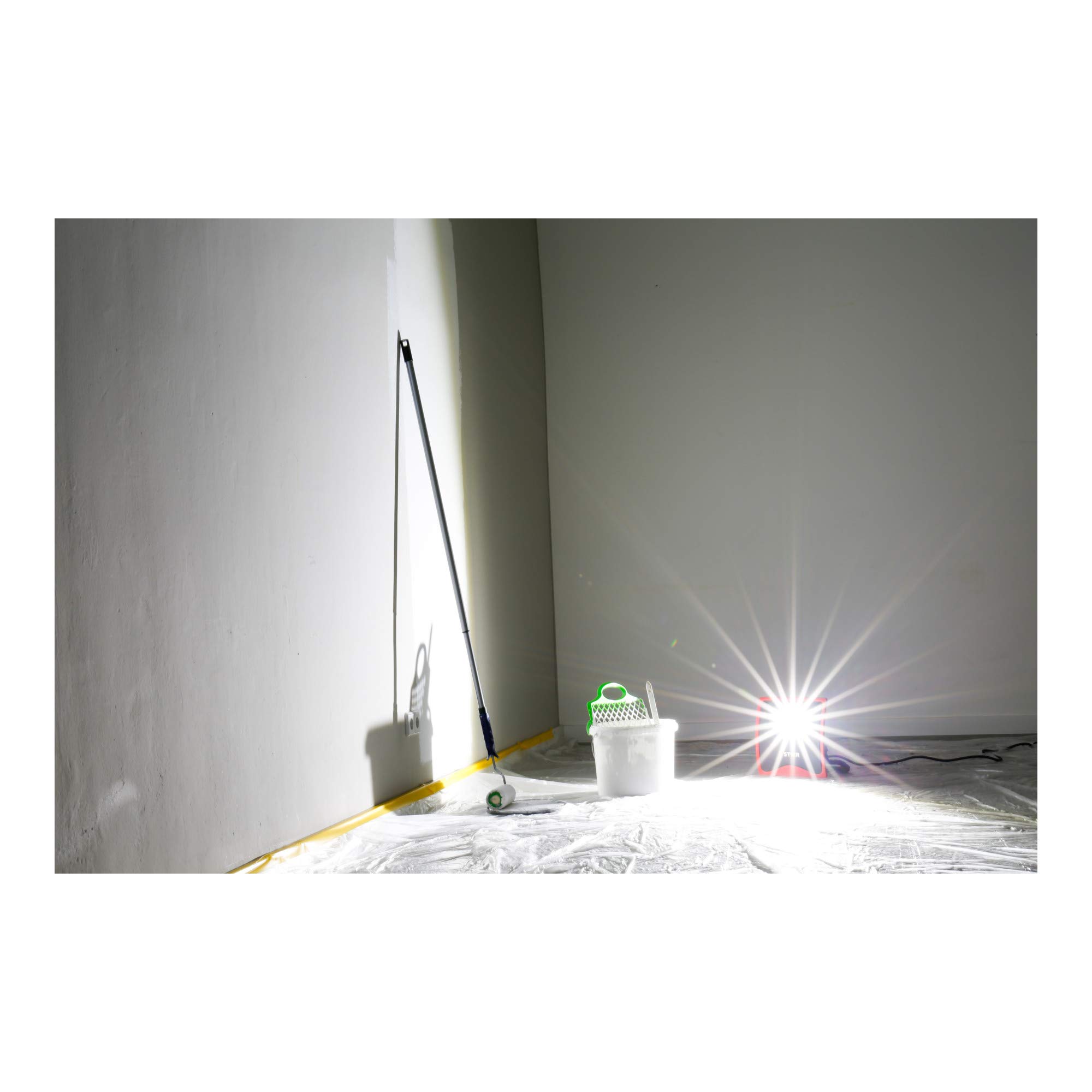 STIER COB LED Baustrahler, 5500 Lumen, 55W, Baulampe mit flexiblem Standfuß und 2 SchuKo Steckdosen und Aluminiumgehäuse, Baustellenlampe mit Überpsannungsschutz