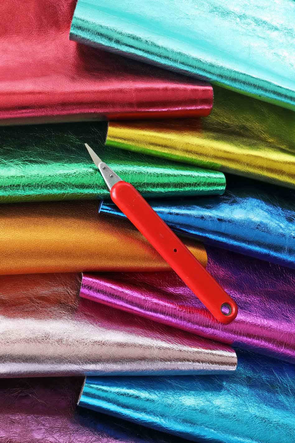 LA GARZARARA - Scampoli di Pelle Metellizzati con Effetto Stropicciato o Grana - Min 25x20 cm Max 40x40 cm - 1 kg - Selezione Casuale per Artigianato Cucito e Creazioni Handmade - Colori Vari - B104
