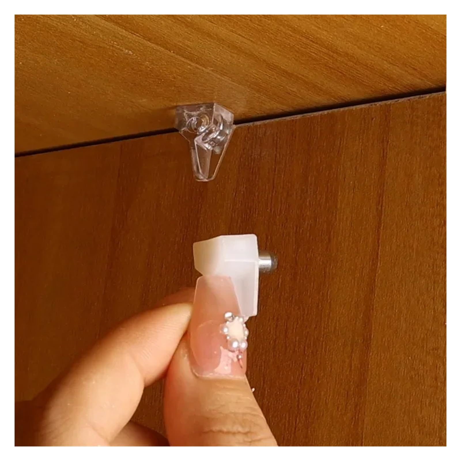 Stalowe i plastikowe kołki podtrzymujące półki