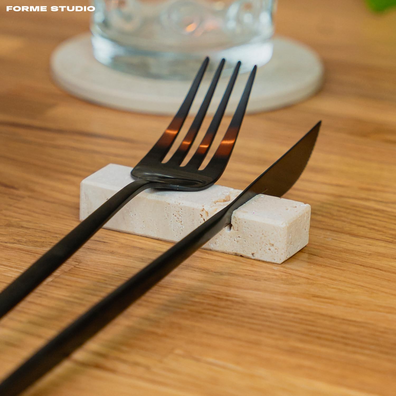FORME STUDIO Reposacubiertos de mármol Travertino – Juego de 4 piezas artesanales Made in Italy – Accesorios de mesa elegantes – Diseño natural y minimalista – Idea regalo sostenible