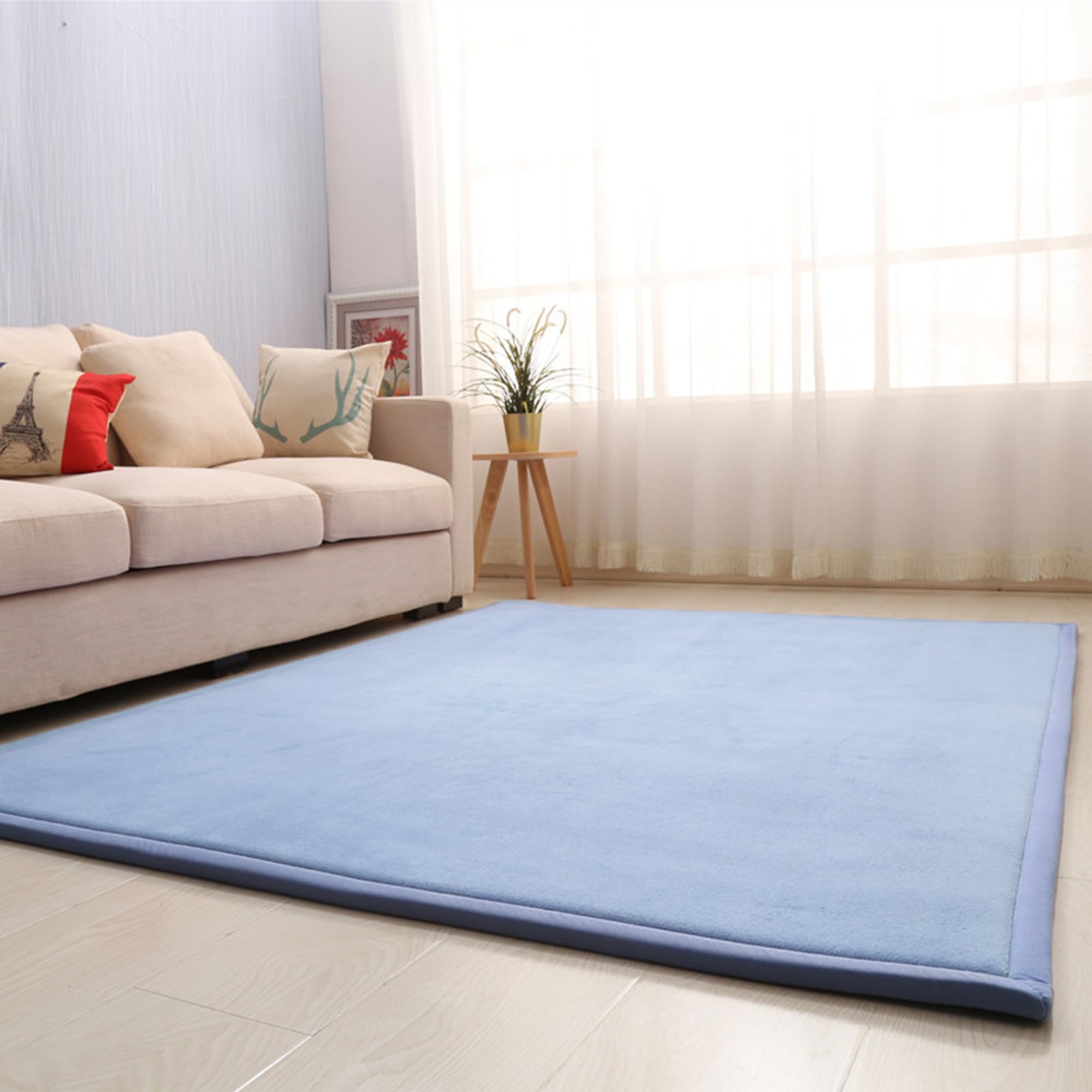 Grand tapis de sol bleu clair pour salon chaleureux et espace de jeux d'enfant douillet