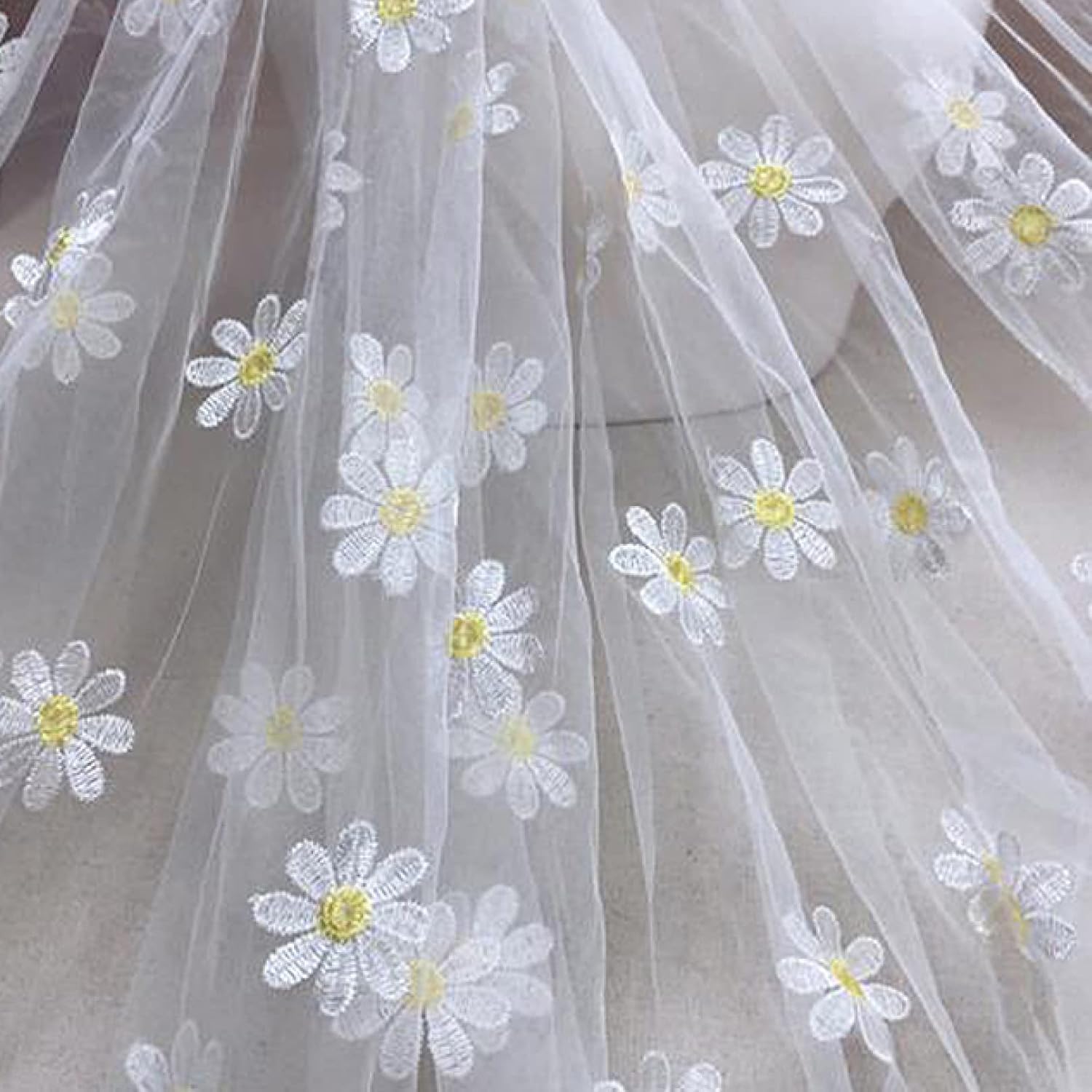 Tissu de tulle brodé fleurs marguerite en polyester