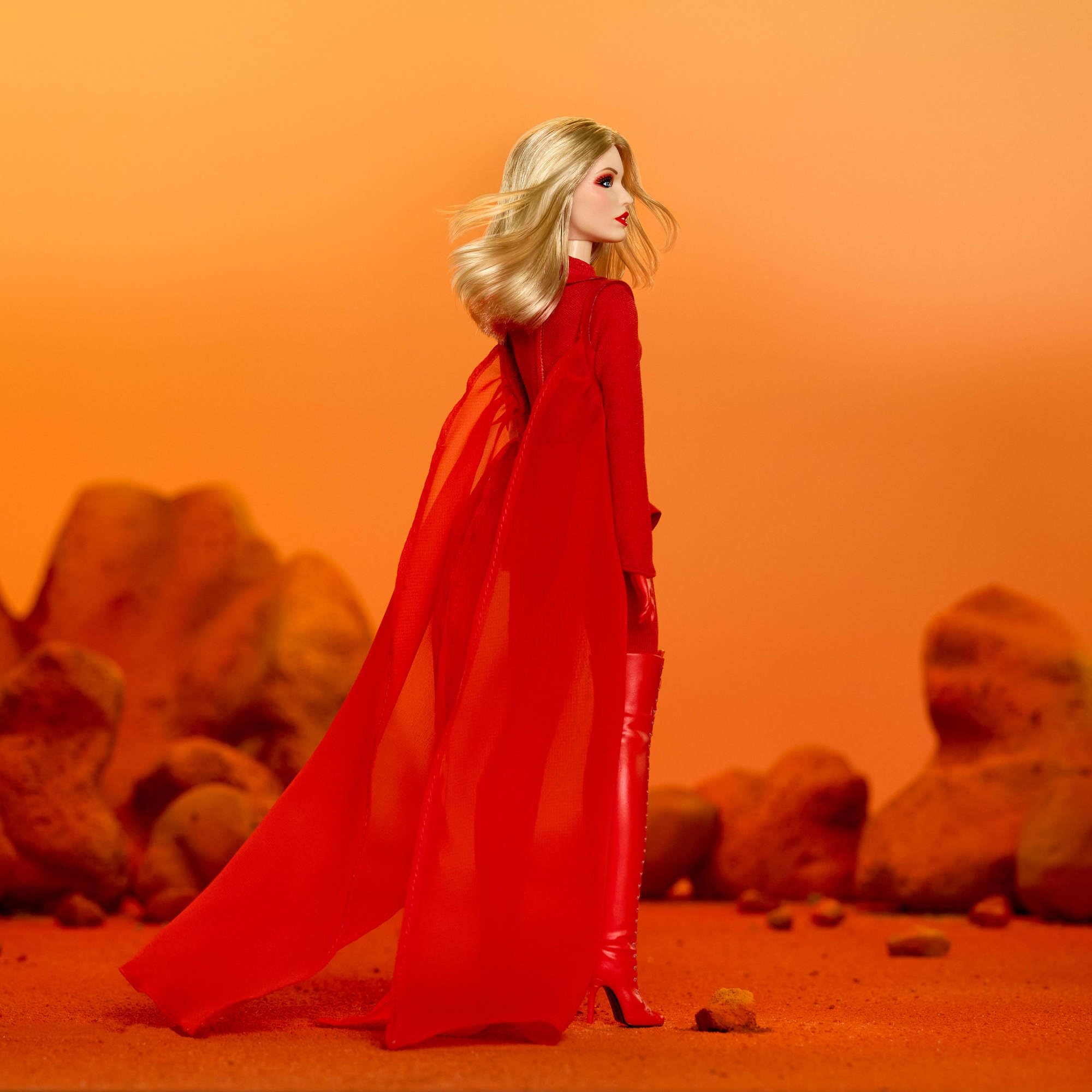 Barbie Signature-Puppe, Kylie Minogue bewegliche Sammelfigur im Outfit des Musikvideos Padam Padam mit rotem Bodysuit, Chiffonumhang und Schnürstiefeln, JBJ39