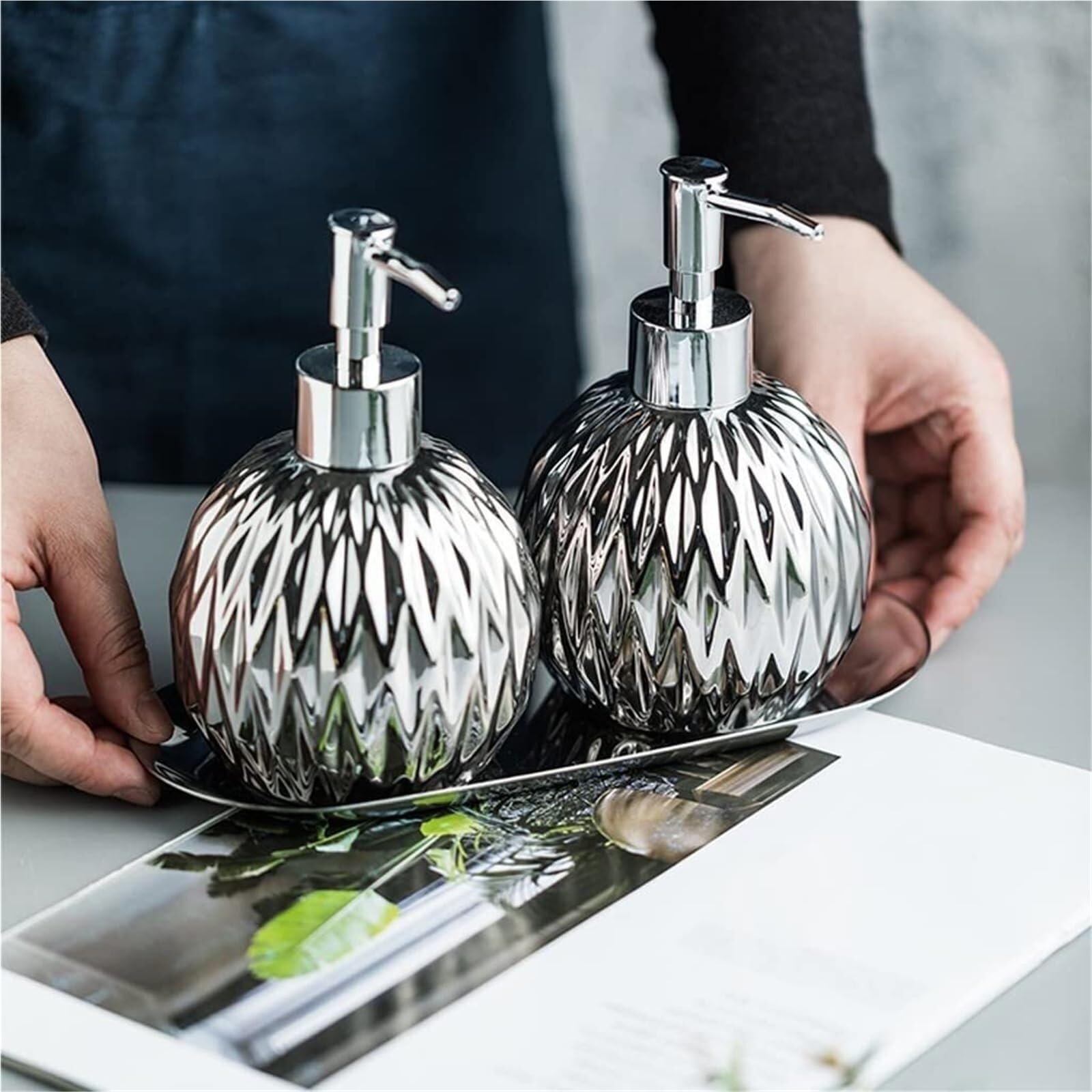 Set di accessori per il bagno Dispenser di sapone in ceramica forma rotonda for lozione da 400 ml/13,5 oz, decorazione bagno in stile costiero Arredamento per gli affittuari(Silver,3 piece set)