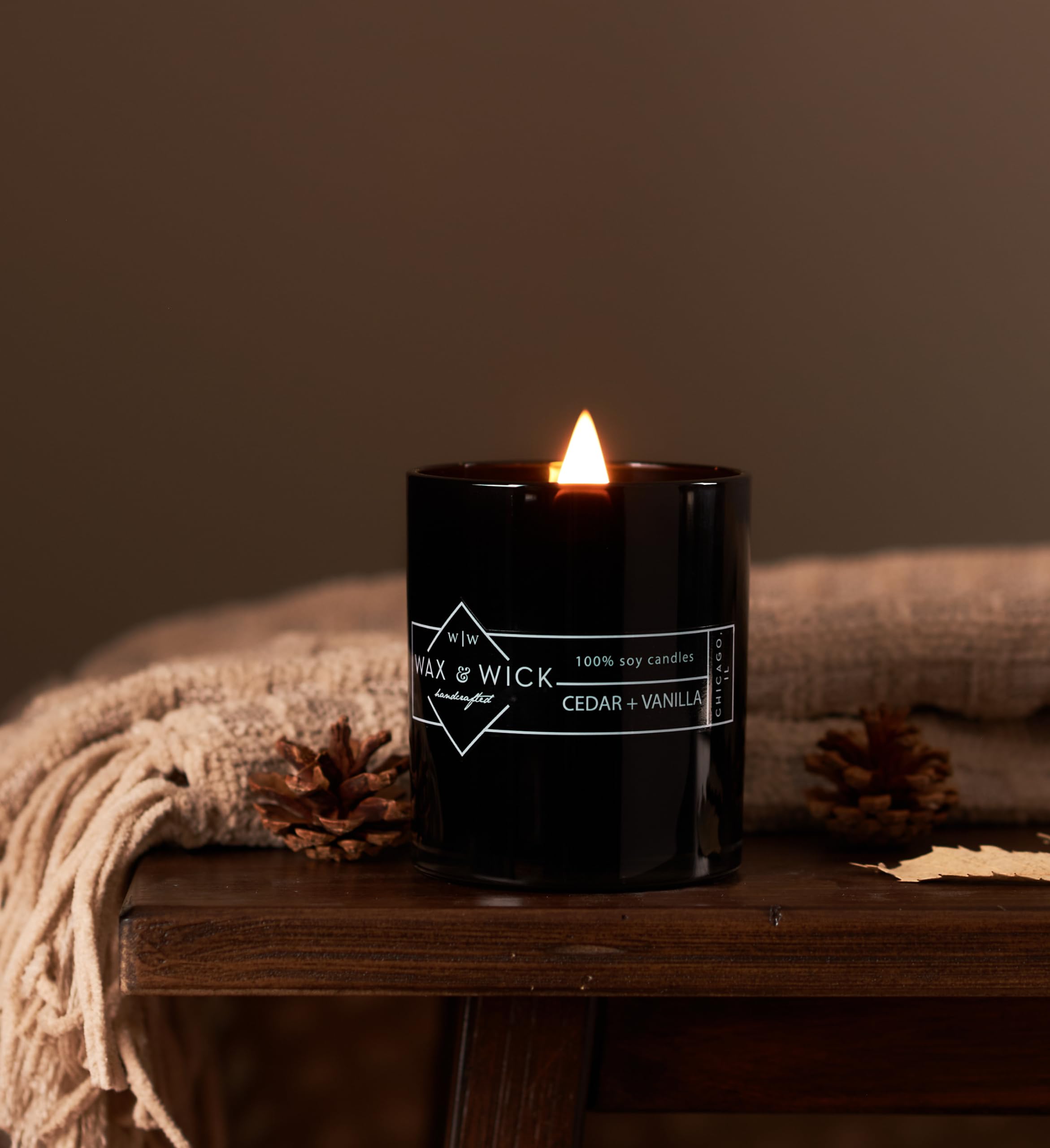 Wax & Wick - Vela aromática de soja. 100% cera de soja pura con doble mecha de madera. Combustión limpia de hasta 60 horas. Tarro negro de 270 g