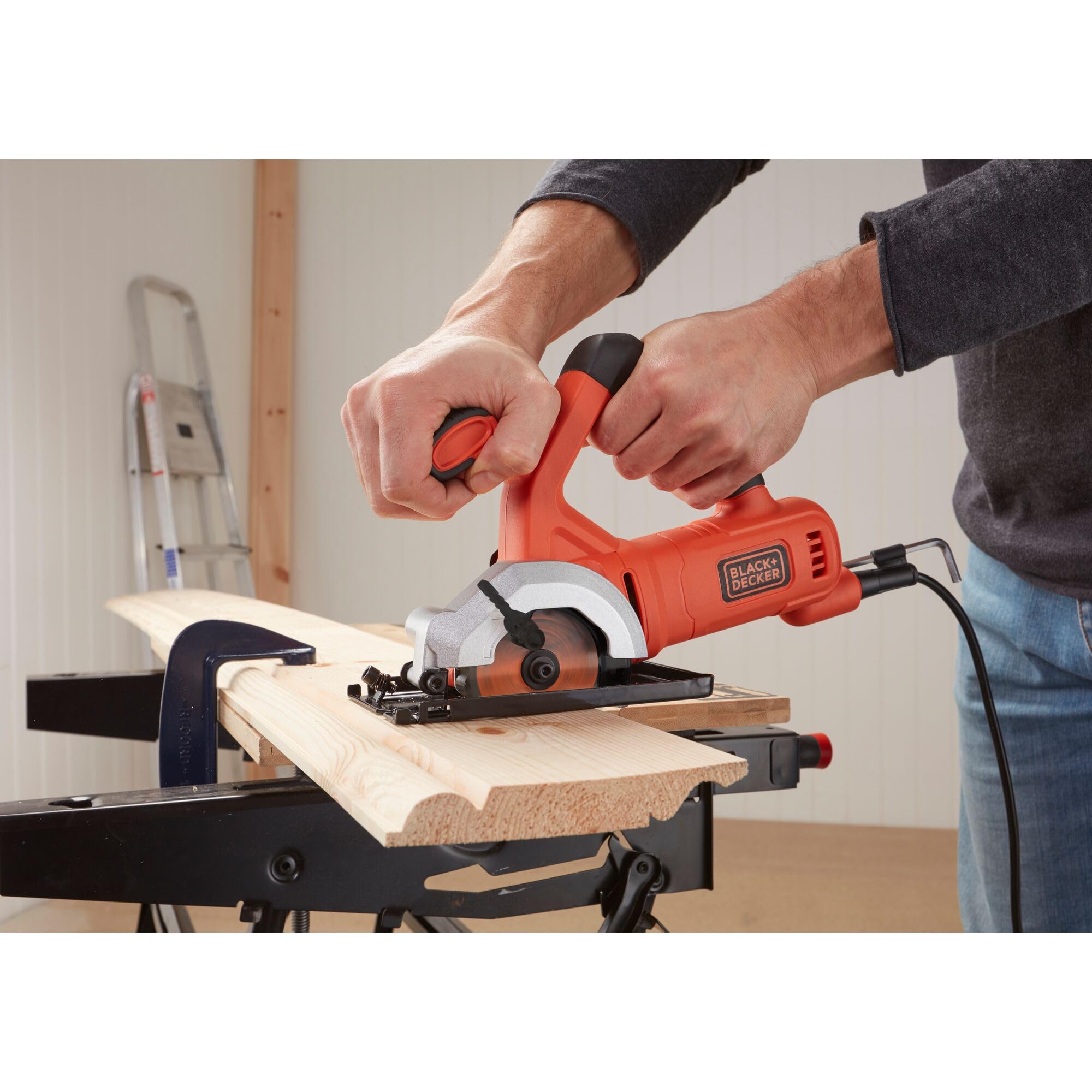 BLACK+DECKER Mini sierra circular con cable 400W, 85mm, 3600 RPM, profundidad de corte 27mm, incluye 2 discos (TCT 24T y HSS 44T), adaptador para aspirador, guía de corte paralela, BES510