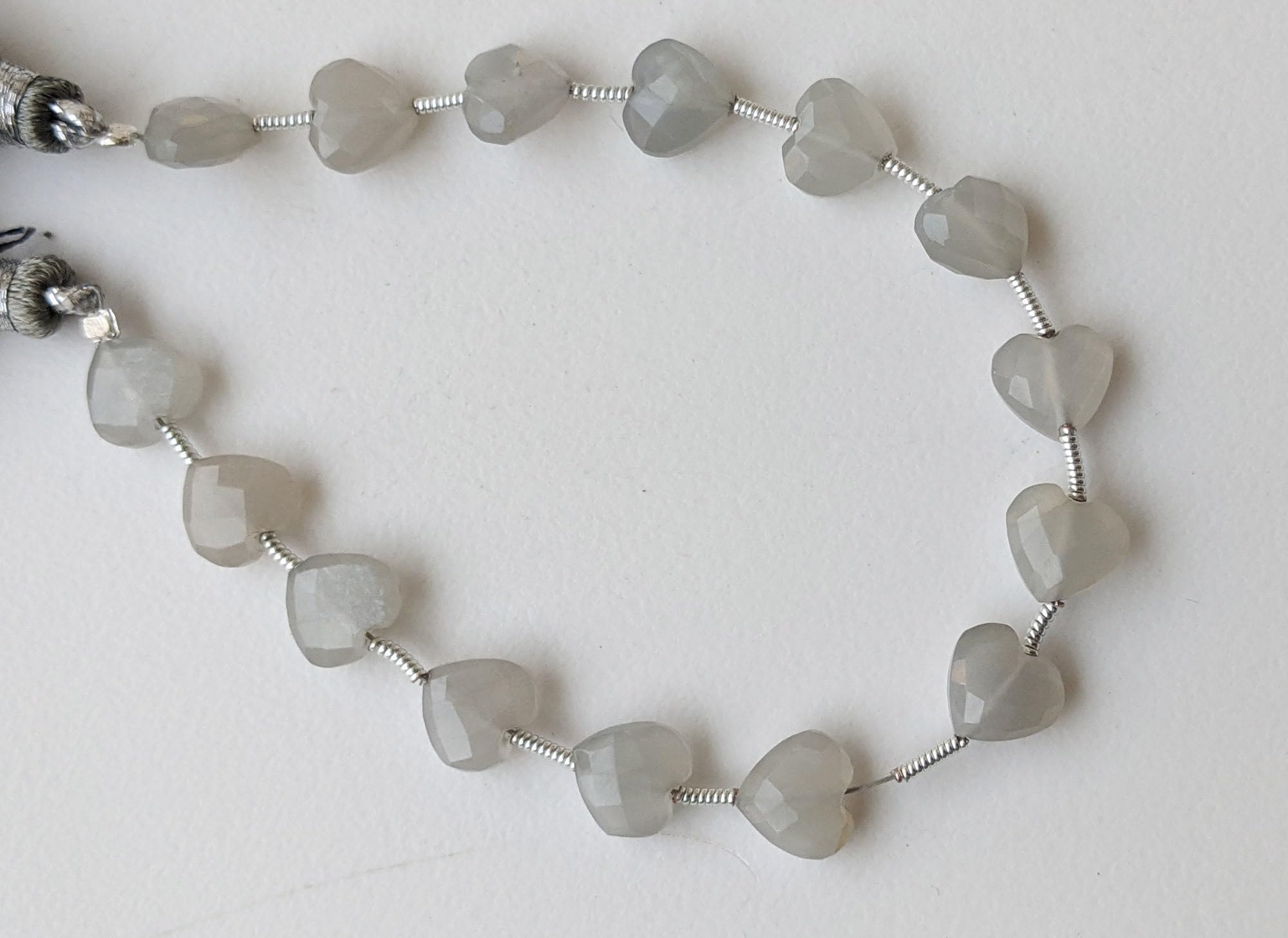 Donna Perline a forma di cuore in pietra di luna grigia da 8 mm, 7 pollici, 15 pezzi Perline diritte a cuore sfaccettato in pietra di luna grigia, ADG399