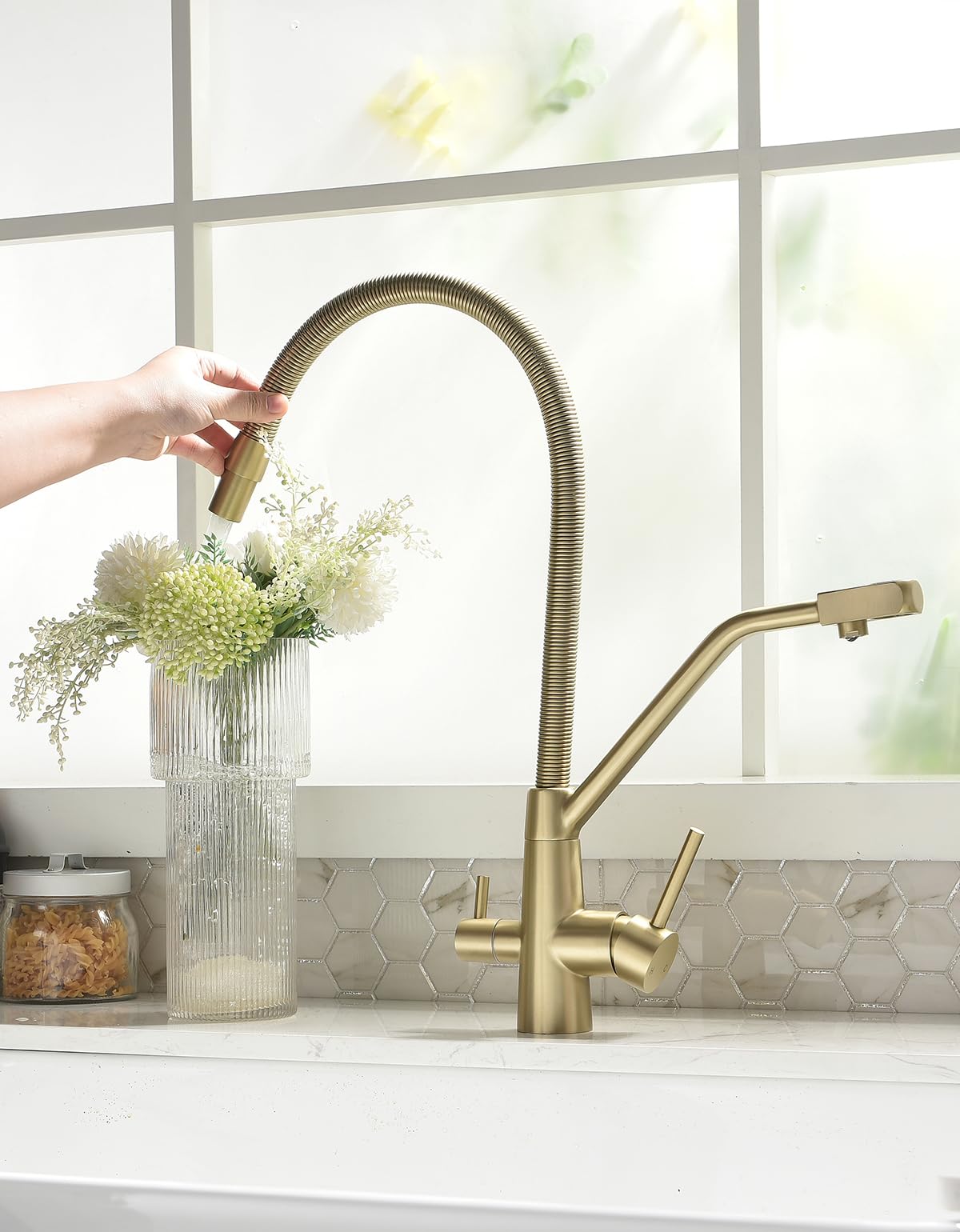 TIMACO Grifo de cocina dorado de 3 vías, giratorio 360°, con grifo 3 en 1 para filtro de agua, grifo de resorte en espiral, grifo de agua potable con doble palanca, alta presión, oro cepillado