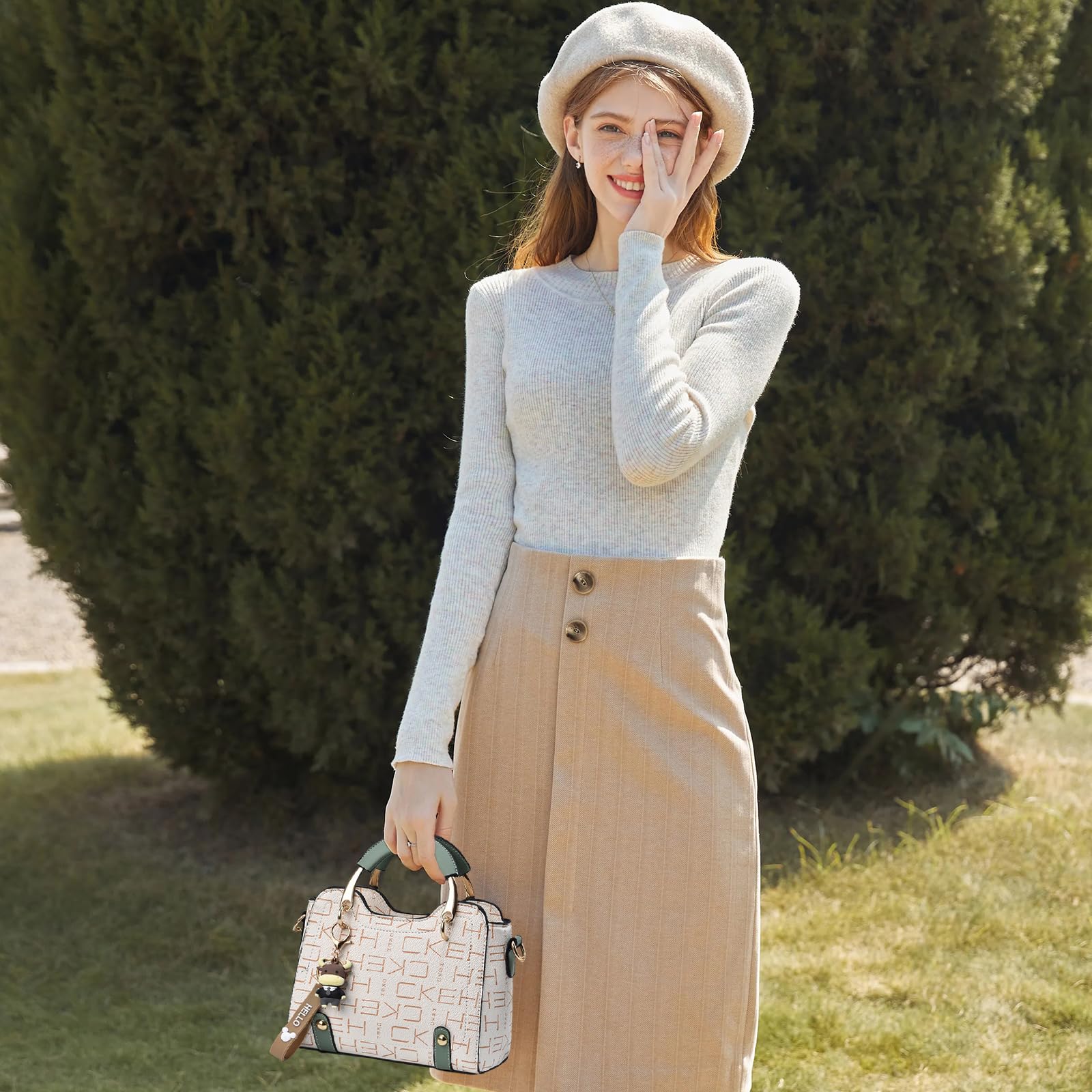 NICOLE & DORIS Handtasche Damen Klein Schultertaschen Mode Umhängetasche PU Leder Top Griff Tasche Mini Henkeltasche Mädchen Crossbody Bag mit Anhänger Grün mit Buchstaben