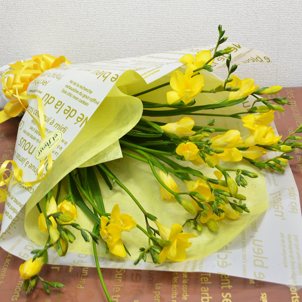 Amazon｜[エルフルール] 生花 黄色フリージア 花束｜花束 オンライン通販