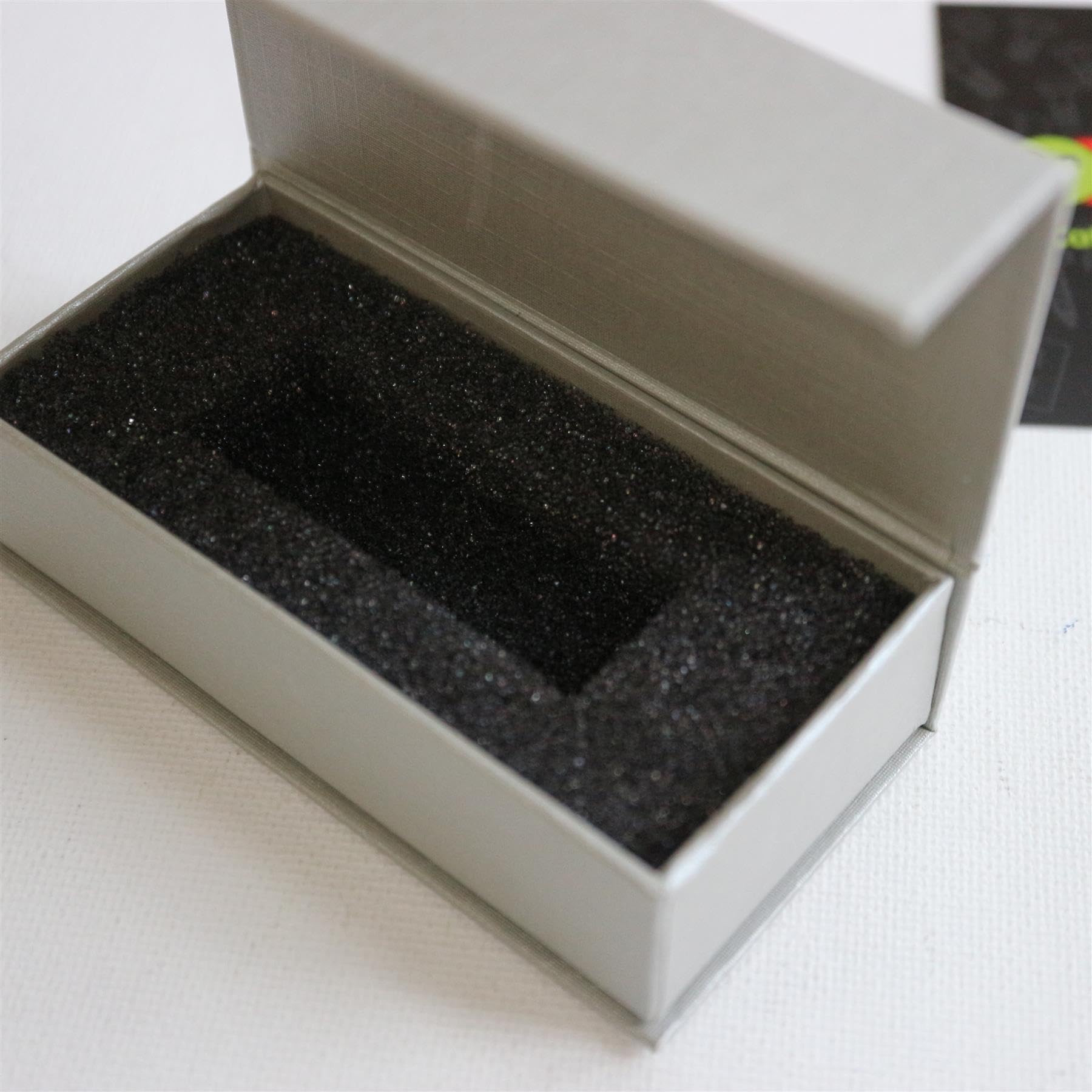 4x Grigio Argento Scatoletta Regalo Magnetica per USB da Presentazione - Scatoletta Regalo con Chiusura Magnetica. Include spuma, da usare con chiavette e drive rimovibili