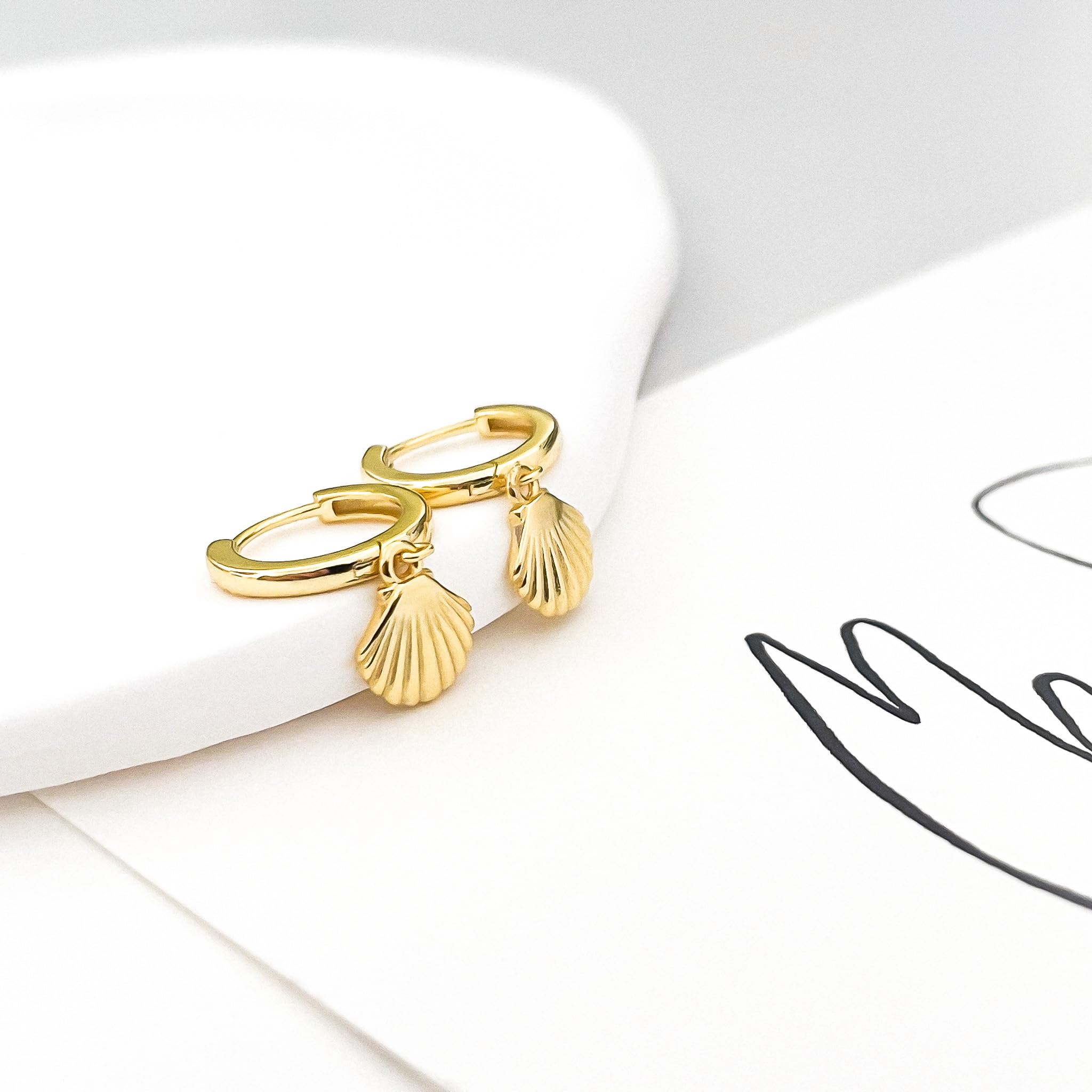 Mary & Jules Muschel Ohrringe Gold hängend, 925 Sterling Silber, vergoldet, aus reyceltem Silber, Creolen Gold mit hübschen Muschel Anhänger, Sommer Ohrringe Gold Creolen