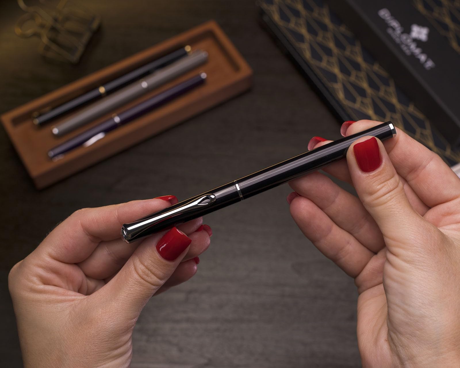 Diplomat Traveller Füllhalter-Set Lack Schwarz, Tinte und Lederetui | Mit Edelstahlfeder M, 30 ml Octopus Tinte Königsblau, Tintenkonverter und Stifteetui aus Leder
