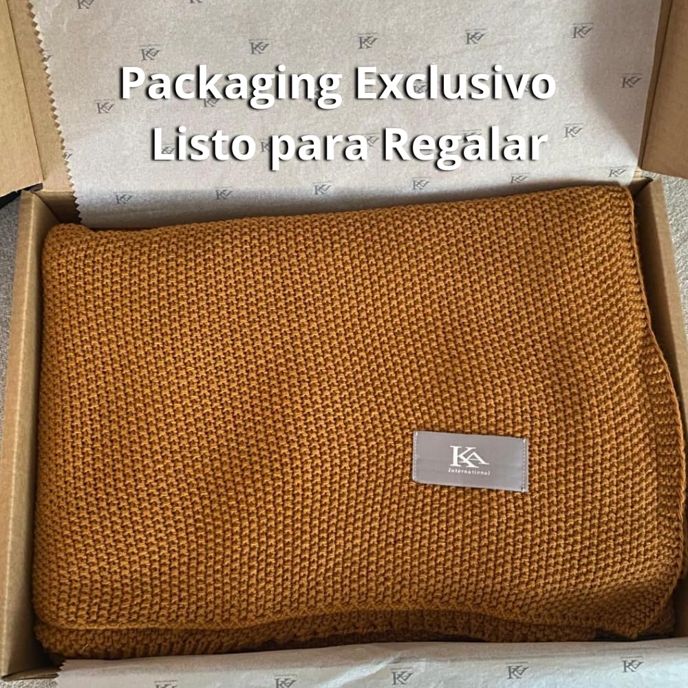 Plaid Manta Sofá de Punto 130x170 cm - Suave Tacto Lana 100% Acrílico - Cubre Sofá Decorativo Color Ocre Mostaza, Ligera y Lavable - Ideal para Cama y Regalo (Ocre)