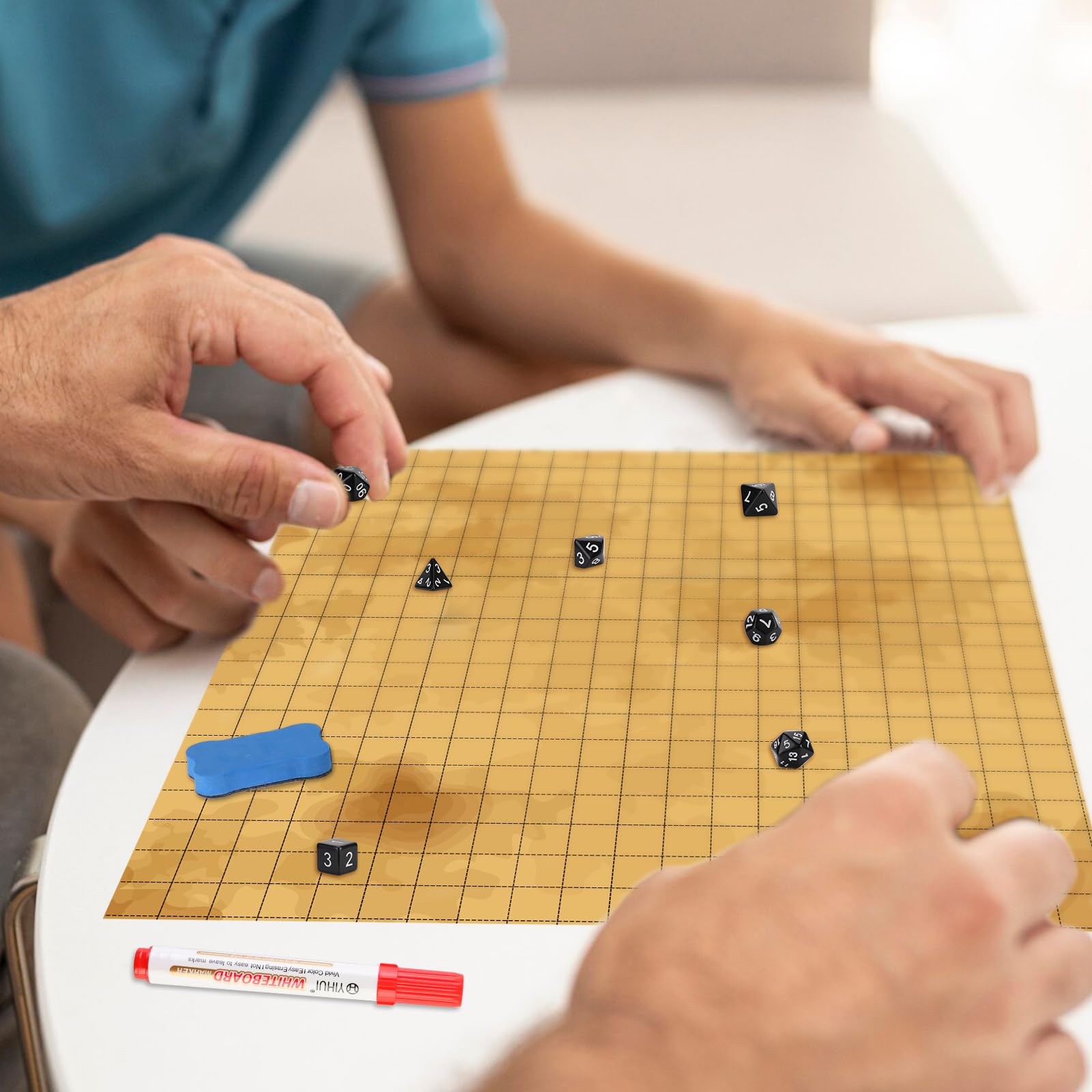 Dungeon Grid Game Mat Doppelseitige Rpg Matte 50x50cm Trockenlöschmatte Würfel für DND Zubehör mit 4 Trocken Abwischbare Marker 1WhiteboardRadierer 7 Würfel für Kriegsspiele Brettspiele Accesorie