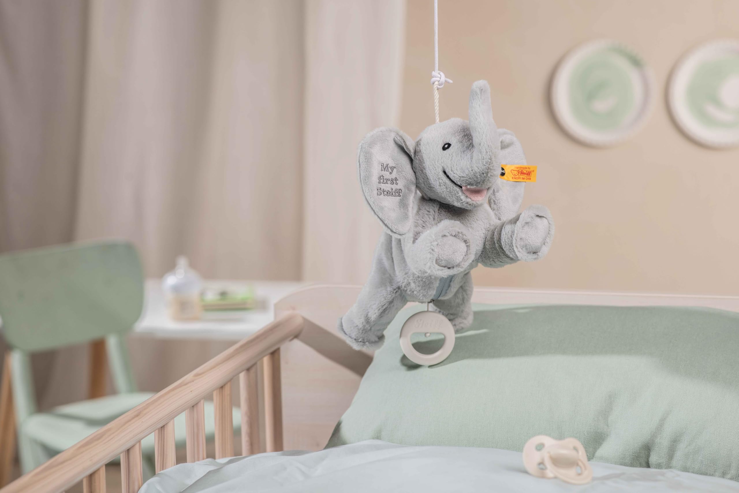 Steiff Kuscheltier My first Steiff Ellie Elefant Spieluhr, Süßes Stofftier, Jungen, Mädchen & Babys ab 0 Monaten, Friends, Spielzeug 25 cm, Hellgrau, 242731