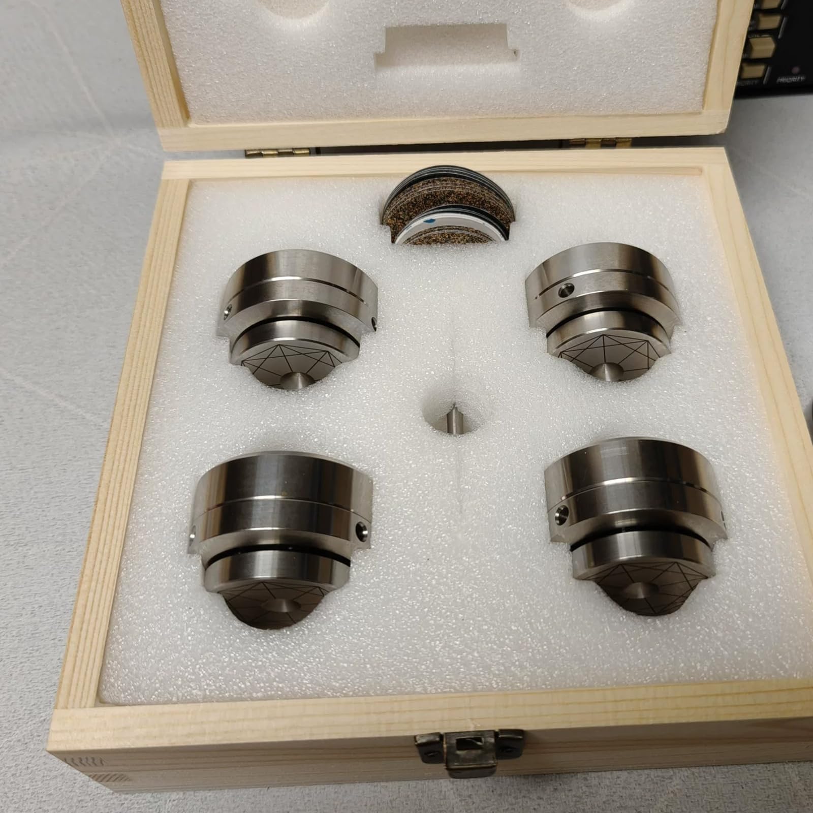 Cuscinetti isolanti per altoparlanti, 4 pezzi, piedini ammortizzatori audio HiFi con altezza regolabile, base antiscivolo in acciaio inossidabile 304 per amplificatori e altoparlanti DAC