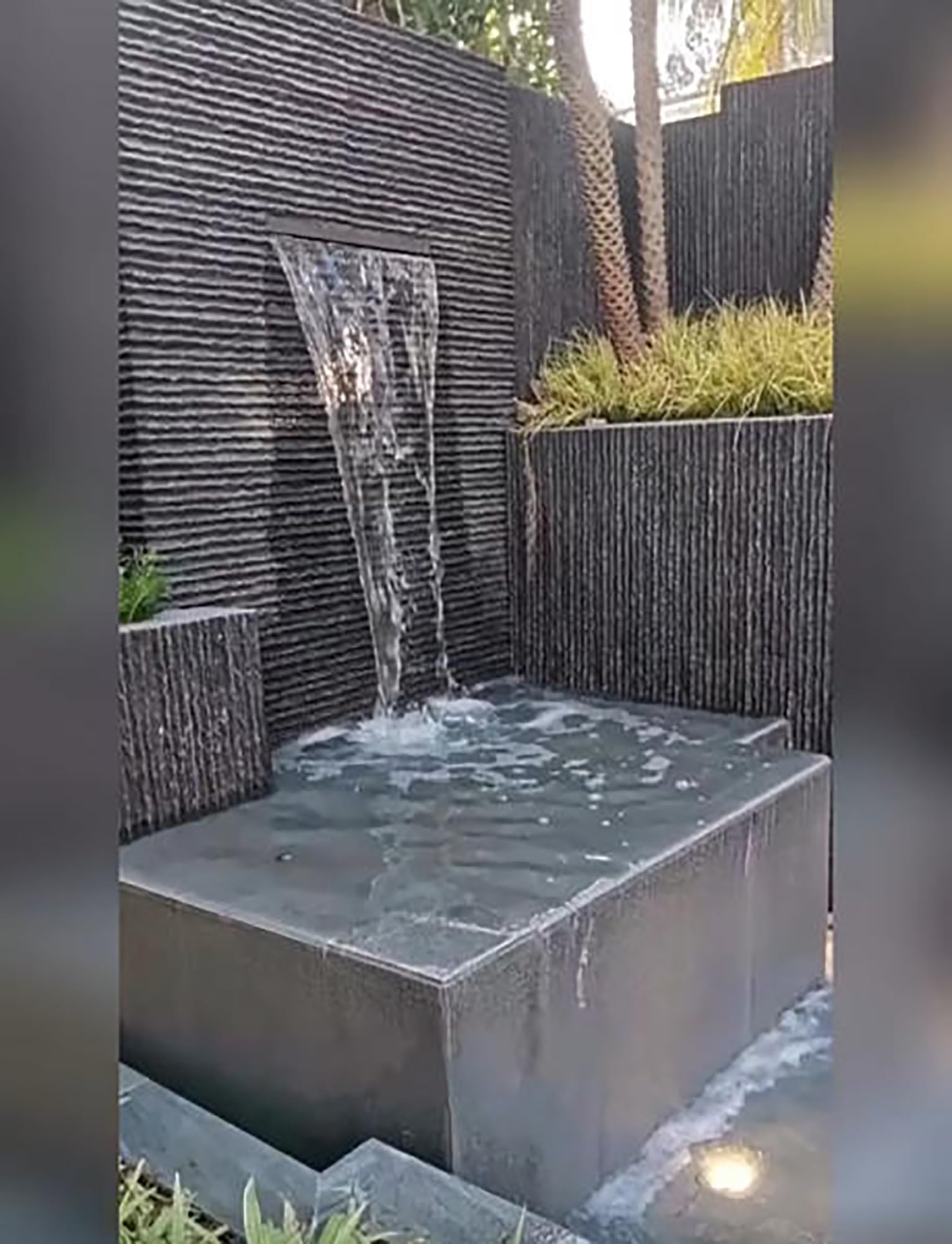 Panel de revestimiento de piedra cultivada de PU: imitación ligera de piedra apilada con textura de cascada, for for la decoración de paredes en hogares y comercios.(Light Cement Gray,4-pack)