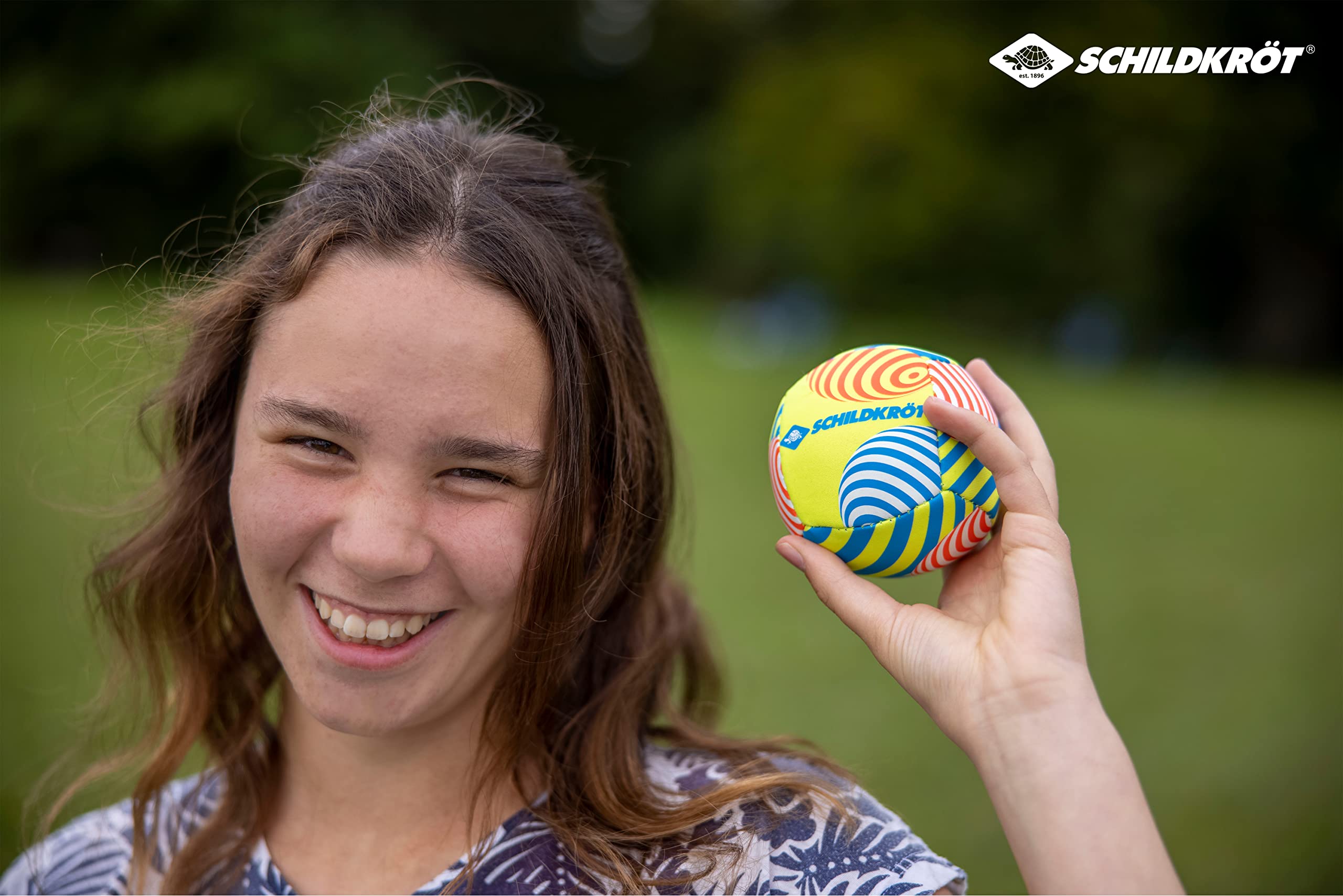 Schildkröt® Zestaw mini piłek, zestaw składający się z 1 siatkówki i 1 futbolu amerykańskiego, Ø 9 cm, poręczny i odporny na słoną wodę, idealny na plażę i wodę, 970347, żółty flamingo, 970347
