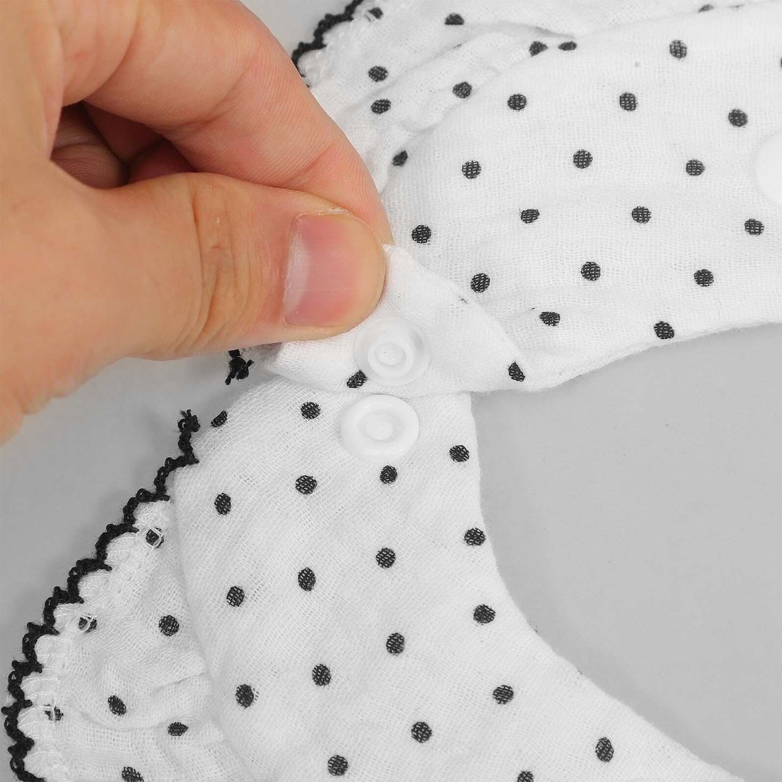 Bavoir Coton Doux à Pression Protection Anti-bave et Salive Né Fille Motif Pois Blancs avec Broderie Confortable et Ajustable
