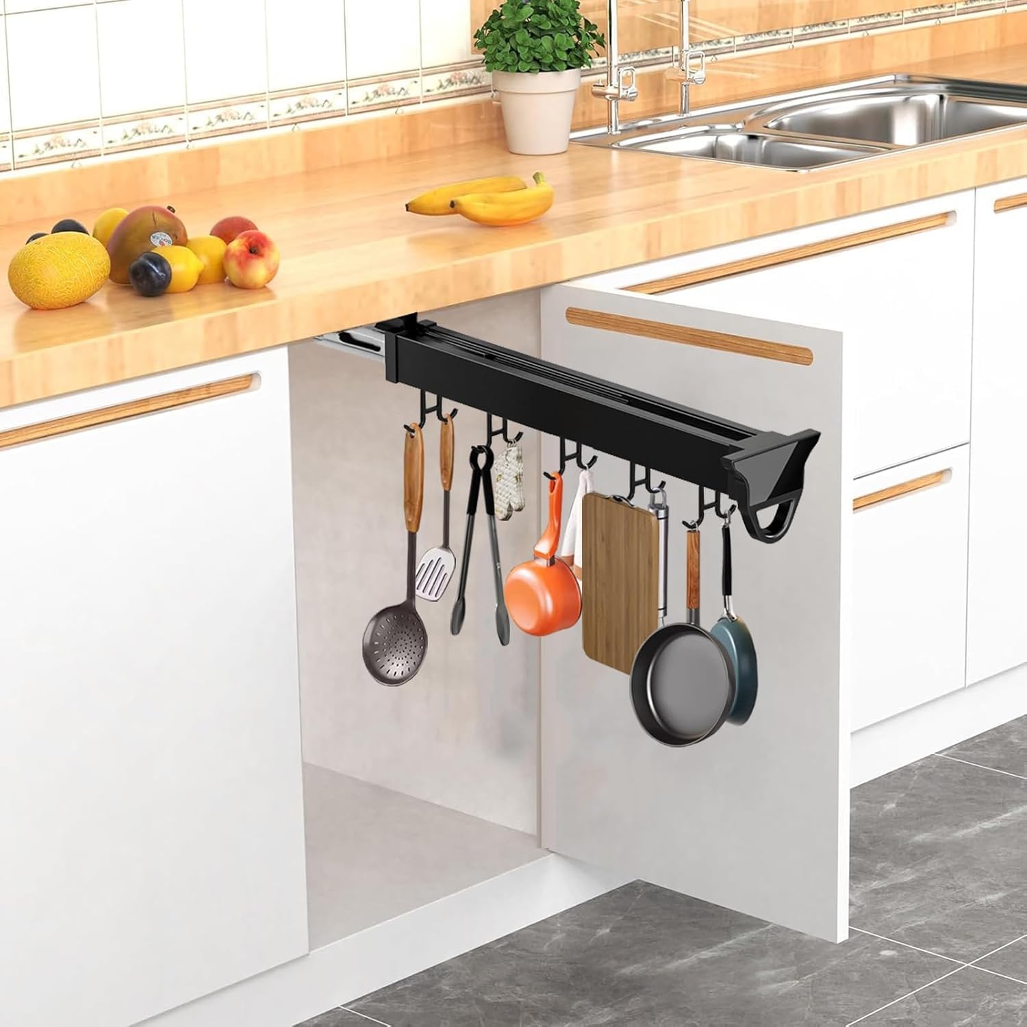 Wysuwany organizer na garnki ze stopu aluminium z 16 haczykami do garnków i patelni 46 cm przesuwne rozwiązanie do przechowywania pod szafką do kuchni i szafy Wyprodukowano w Chinach