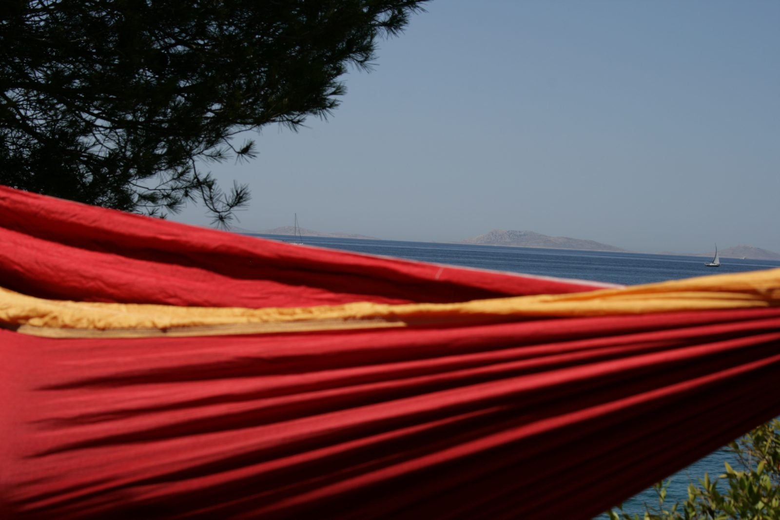 Outdoor Reise Camping Doppel Hängematte f. 2 Personen inkl. Baumgurte, Aufhängung, Fallschirmseide Ultraleicht Nylon Bordeaux Rot mit gelben Rand