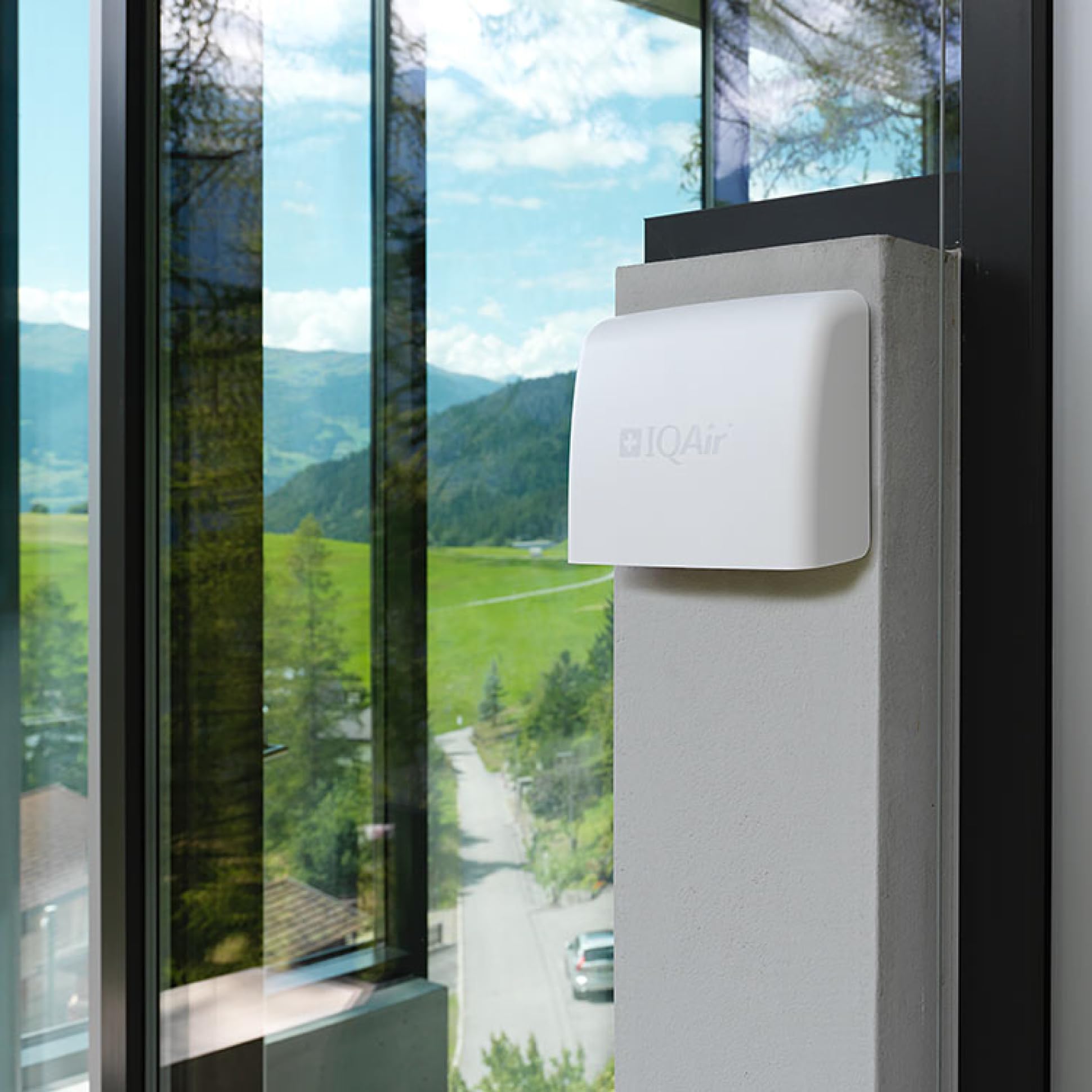IQAir AirVisual Outdoor Luftqualitätsmonitor für außen - Luftqualität Messgerät & Feinstaubmessgerät mit PM2.5, PM10, AQI, Temperatur, Luftfeuchtigkeit, WLAN/Ethernet, Wetterfest. Made in Germany