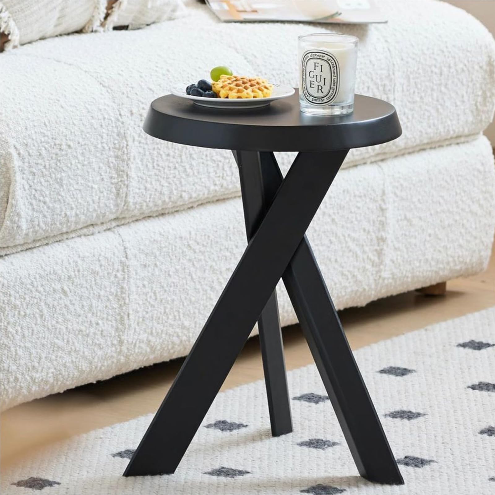 Mesa auxiliar redonda de madera maciza con acabado premium negro de inspiracion rustica