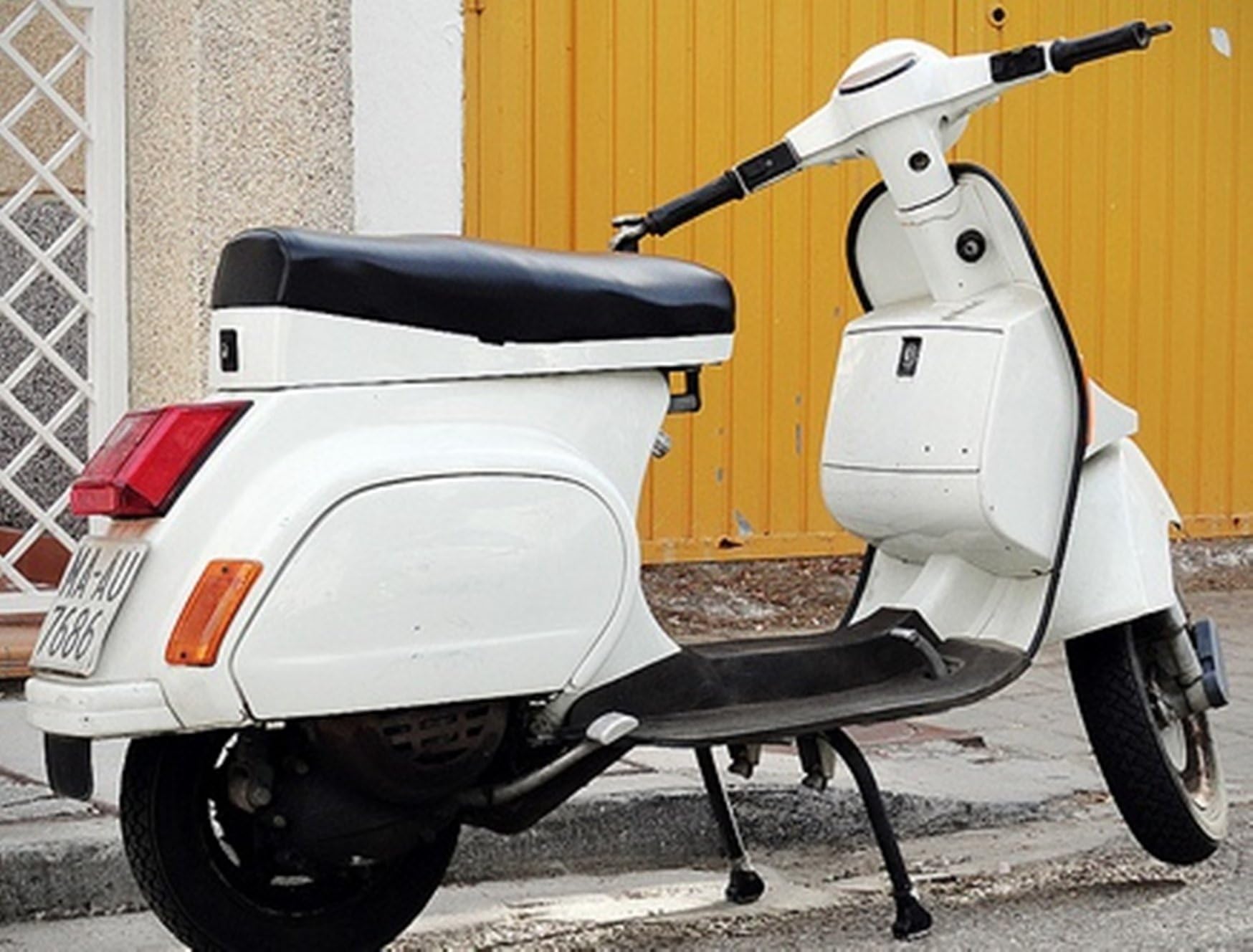 TAPPETINO TAPPETO POGGIA PIEDI COMPATIBILE CON VESPA PK 50 XL - PK 125 XL nero in gomma rif.6 tappeto