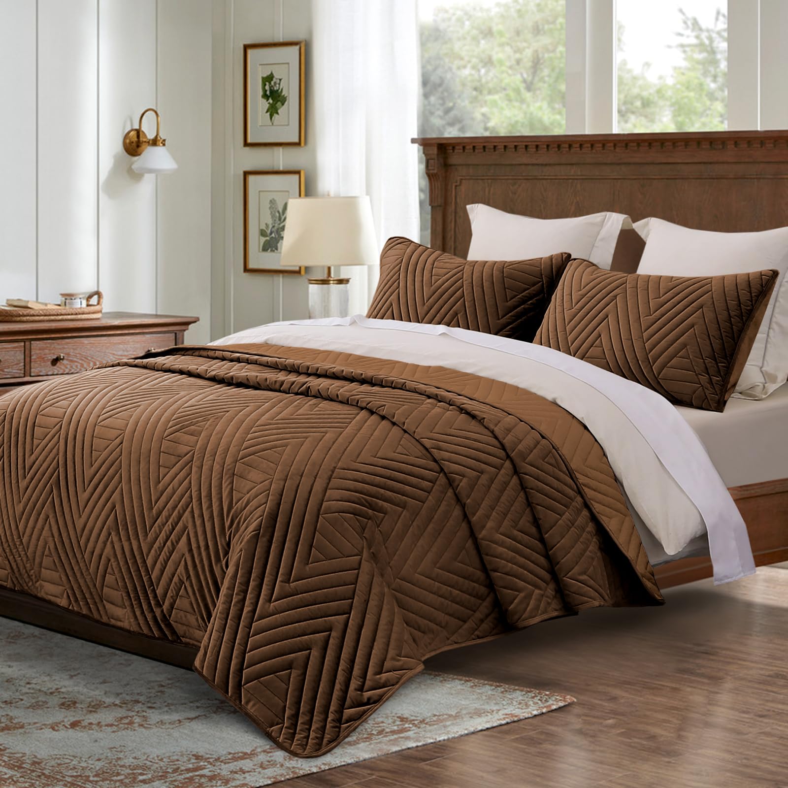 Exclusivo Mezcla Super Plush Velvet Quilt King Size with Pillow Shams, Luxury Soft Reversible 3 Piece Bedspreads Coverlet Comforter Set for All Seasons, Lightweight and Warm, Brown