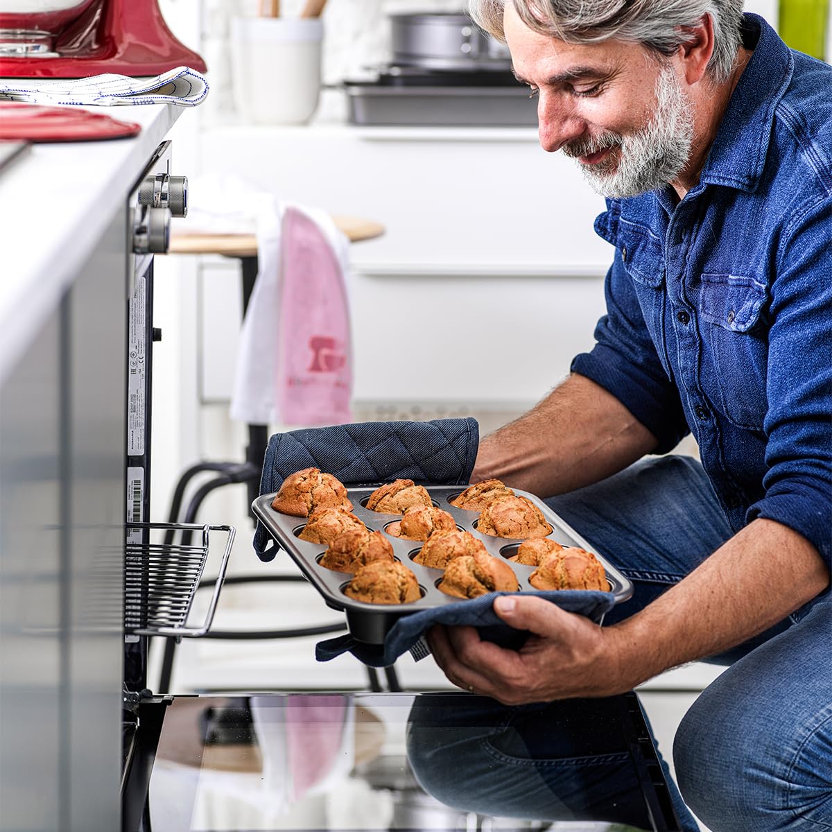 KitchenAid Bakeware - Vassoio antiaderente per 12 muffin, in acciaio alluminato, senza PFA, adatto al forno, lavabile in lavastoviglie, grigio