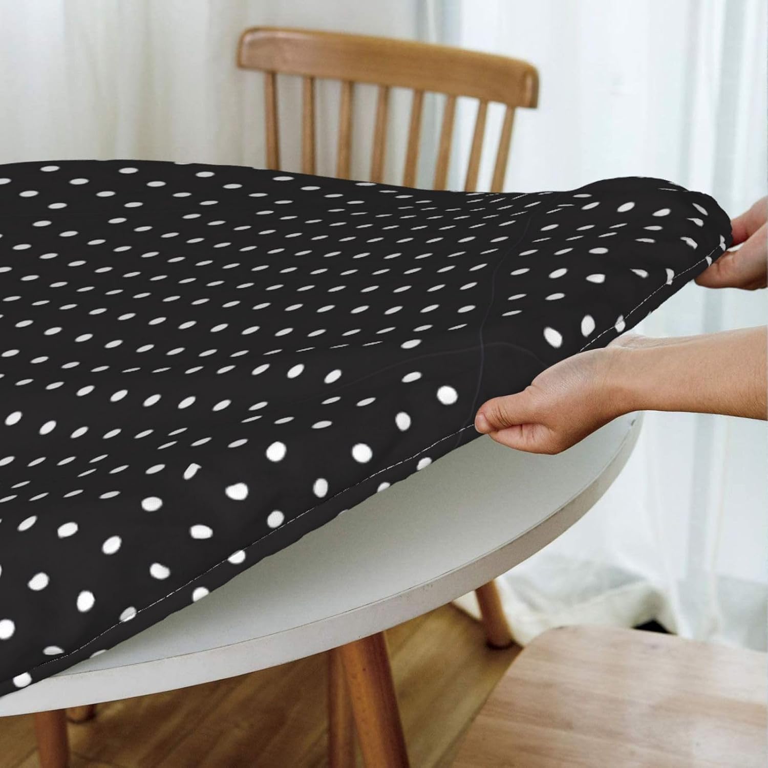 White Dot Pattern Print Outdoor Patio Kitchen Decor Supplies Wipeable Round Table Cloth for Indoor Outdoor