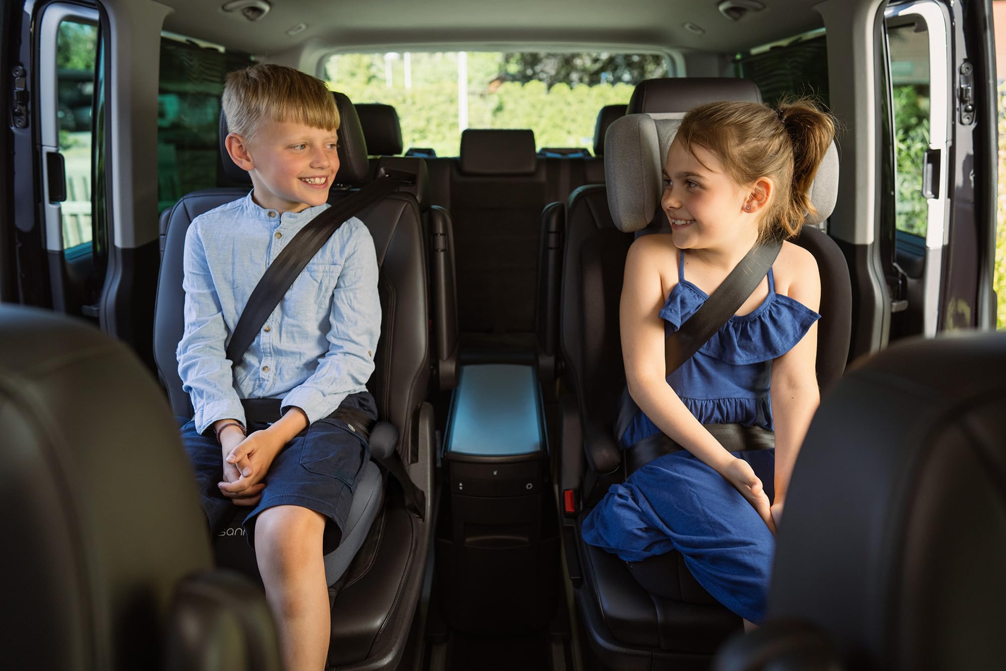 Osann Musca Isofix Kindersitz ab 3 Jahre 100-150 cm, Autositz mit Isofix | Sitzerhöhung mit Rückenlehne, Kindersitz 15-36 kg, mitwachsender Kinderautositz extra weich und bequem - Black