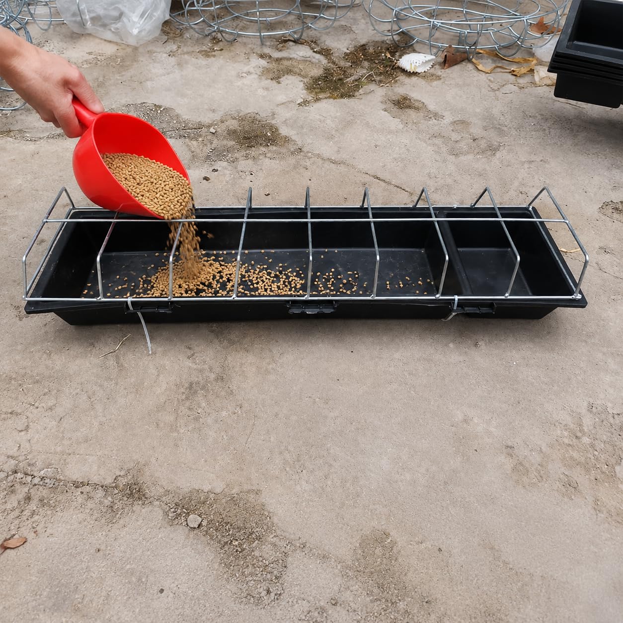 Viehfütterer Futtergerät Tiereimer Futterbehälter Fütterungsstation Hergestellt aus Strapazierfähigem Kunststoffmaterial für Stallnutzung Außenbereich, Rechteckig, 90 cm Länge, 20 Fä