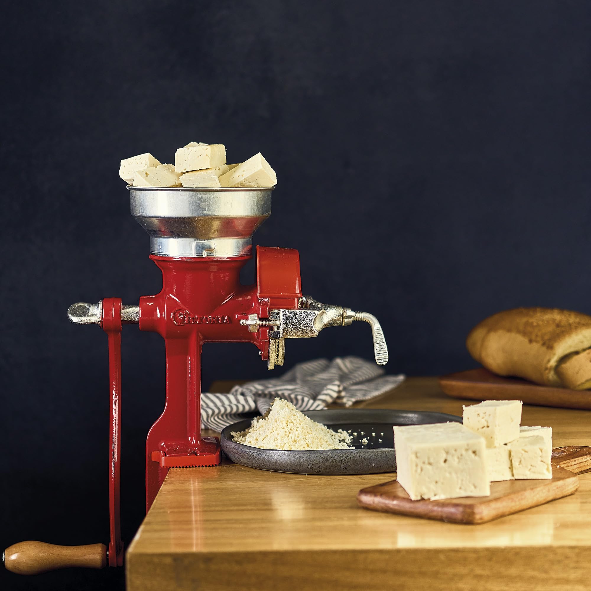 Victoria Moulin à Grains Manuel, Moulin à Main en Fonte pour Moudre le Café, le Maïs, l'Avoine, les Graines, Broyage Réglable, Trémie Basse, Grain Grinder avec Pince de Table, Rouge