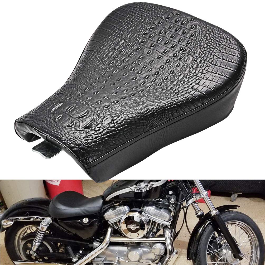 KATUR Cojín para Asiento Individual De Motocicleta Negro con Costura para Asiento del Conductor De Cuero Sintético Compatible con Harley Sportster 72 48 1200X 1200V 2010-2015 (Crocodile Negro)
