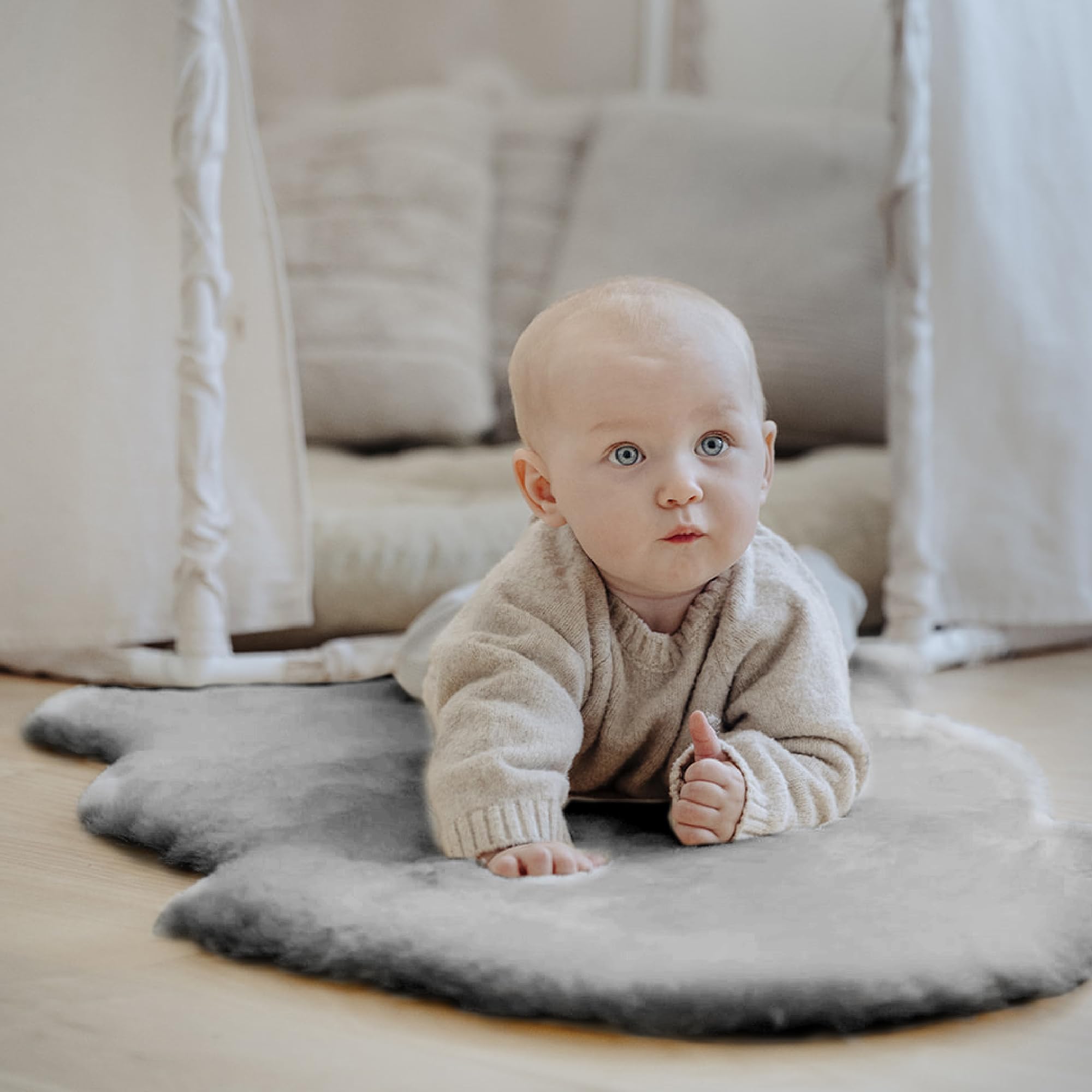 Nordic Sheep Baby Lammfell Kinderwagen & Spielteppich 80x60 cm, Hellgrau | Temperaturregulierend, ideal für Kinderwagen, Hochstuhl & als Spielteppich, viele Farbvarianten