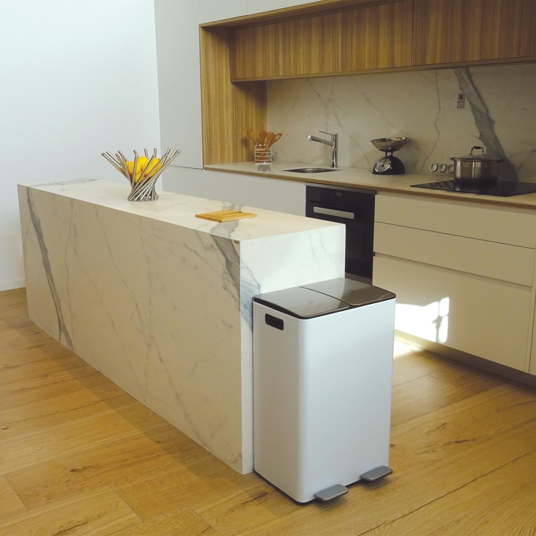 Spirella - Contenedor de reciclaje de cocina con pedal de 60 l (2 x 30 l) - Modelo Aliya - Acero inoxidable cepillado - Tapa de cierre suave - Cubos extraíbles - Asas laterales - Blanco mate