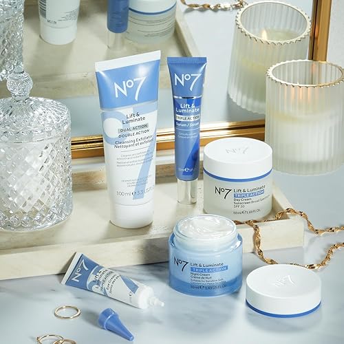 Miniatura 8 de No7 Lift & Luminate Crema de día sin fragancia de triple acción SPF 30 - Crema facial antienvejecimiento de amplio espectro - Péptidos hidratantes