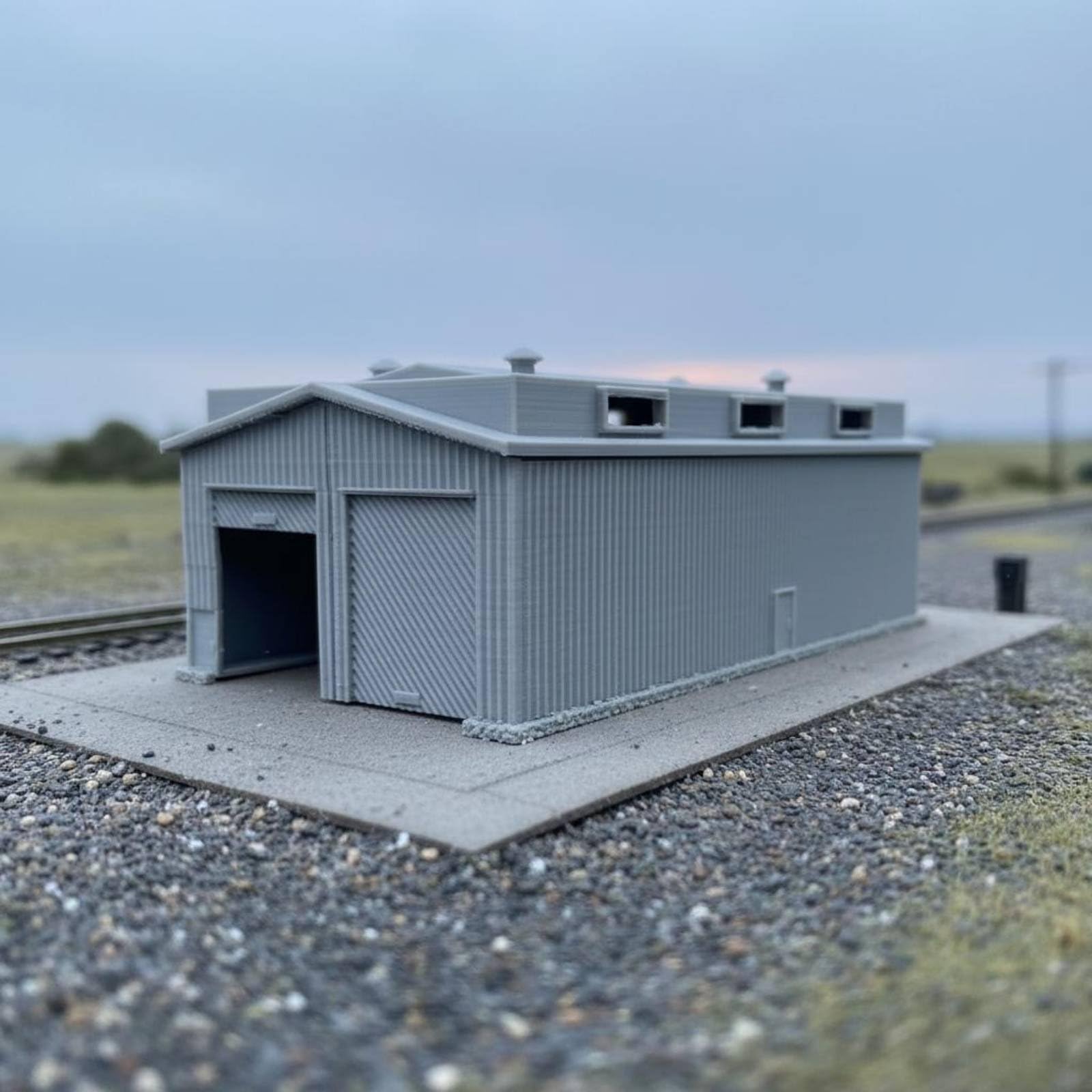Treno in N Deposito Ferroviario Rimessa Capannone Hangar con Dettagli Industriali E Ampie Adatto per Plastici Ferroviari Stazione Scalo Merci Officina, Grigio, Porta Sinistra
