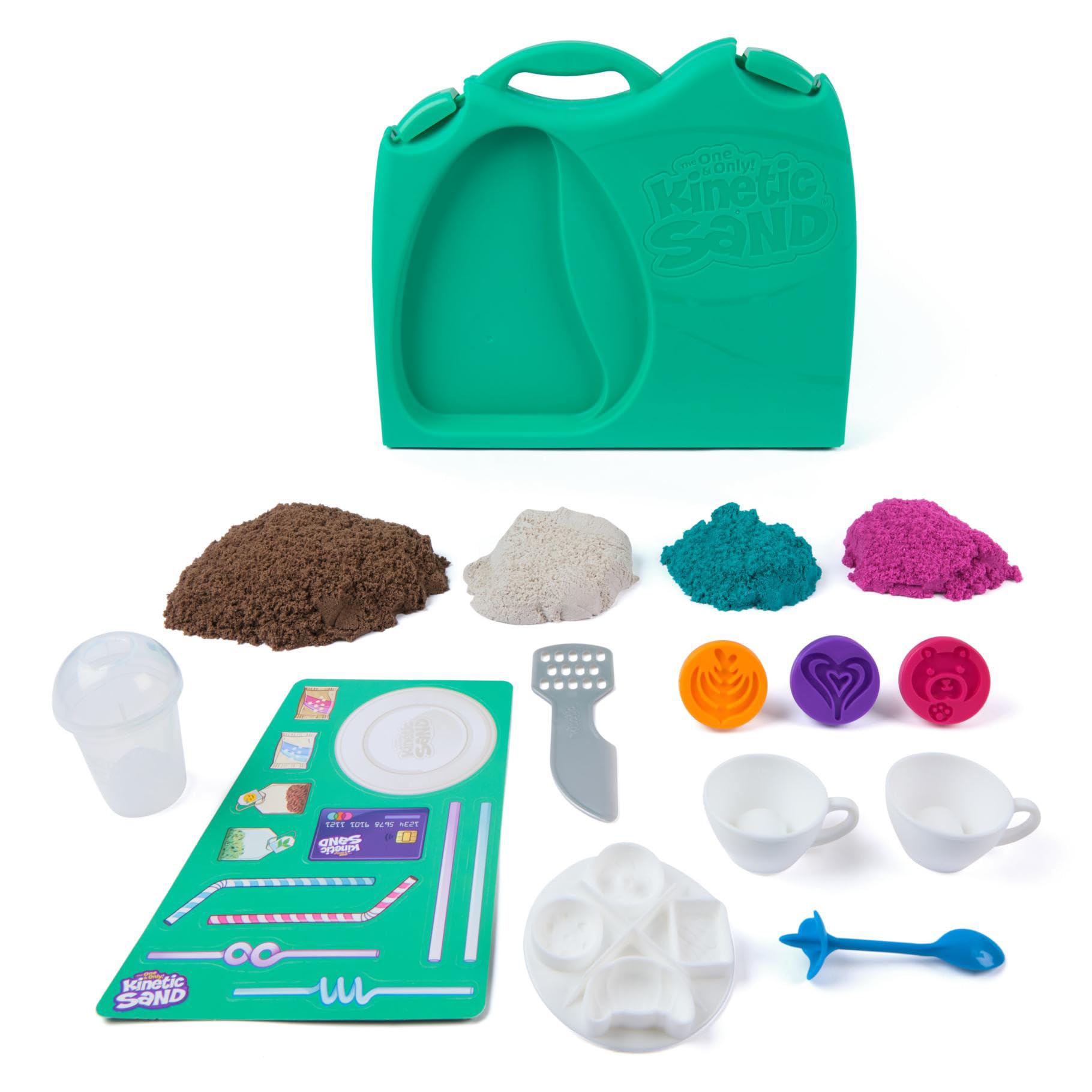 Kinetic Sand, Kawiarnia z piaskiem do zabawy 793 g w 4 kolorach, 9 narzędzi i form, do przechowywania, zabawki dla dzieci dla dziewcząt i chłopców w wieku od 5 lat