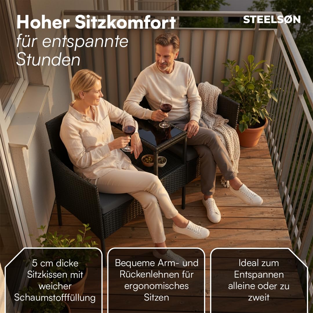STEELSØN Velara Gartenbank mit integrierten Tisch – Rattan 2er Sitzbank Schwarz inkl. Kissen – Balkonmöbel wetterfest – Terrassen Sitzgruppe bis 320kg – Balkonbank Glas Ablage – Gartensofa