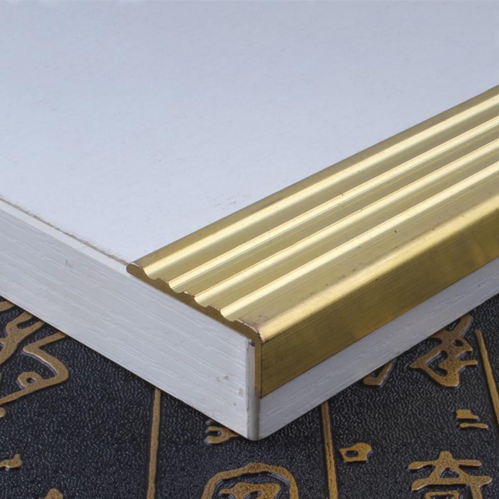 Moldura de suelo antideslizante dorada para escalones de madera para interiores y exteriores, 2,9 x 1,2 cm