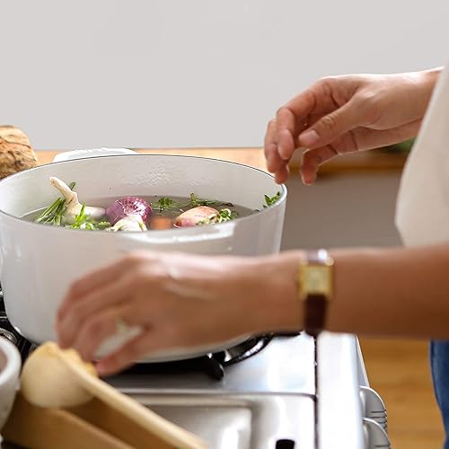 Miniatura 7 de Milo by Kana - Horno holandés de hierro fundido esmaltado de 3.5 cuartos con tapa, olla de cocina de primera calidad, revestimiento de esmalte por