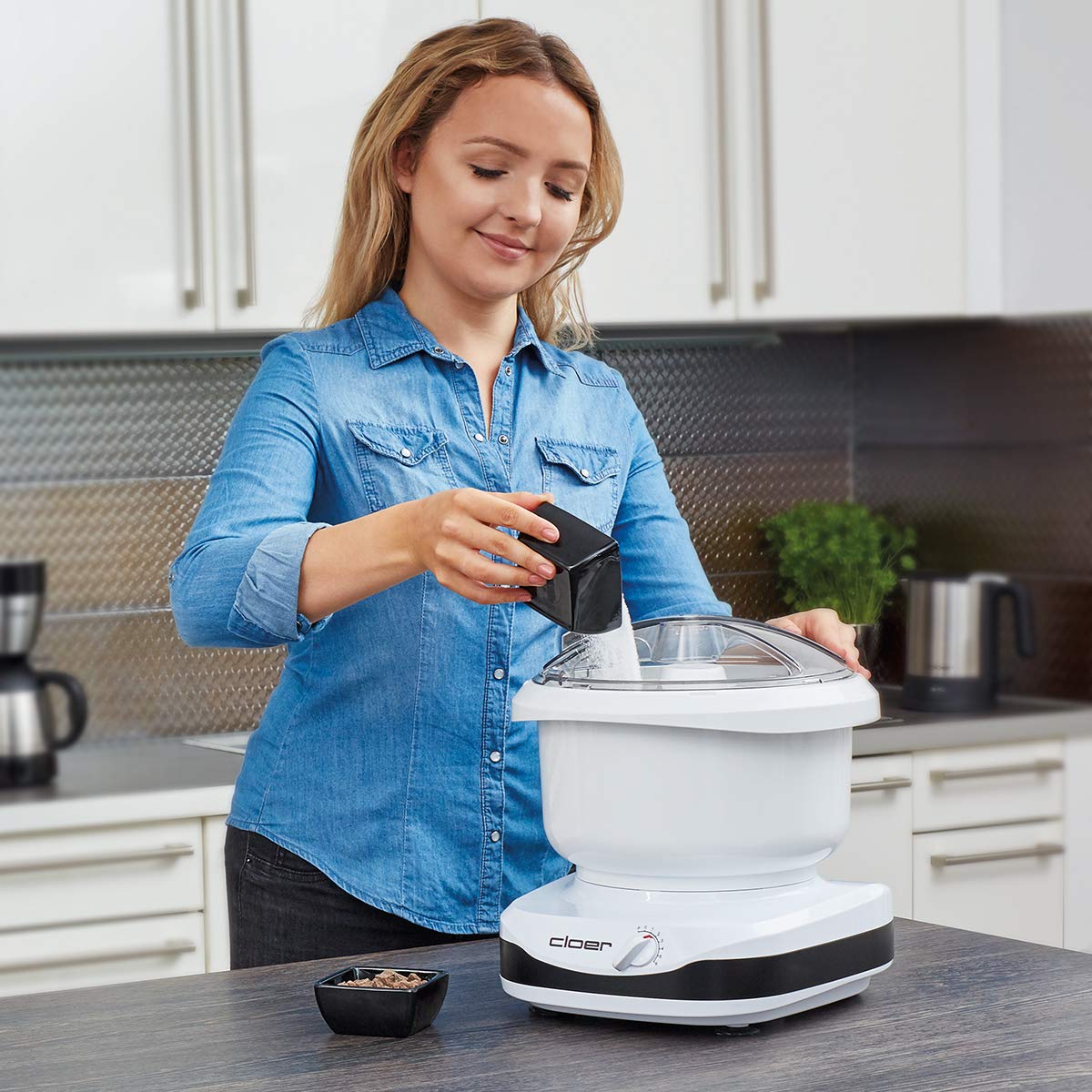 cloer 7001 Küchenmaschine mit 6 Liter Rührschüssel, Knethaken, Schneebesen, Kuchen-Rührbesen, und Schüsselschaber, 6 Geschwindigkeitsstufen, 650 W, weiß