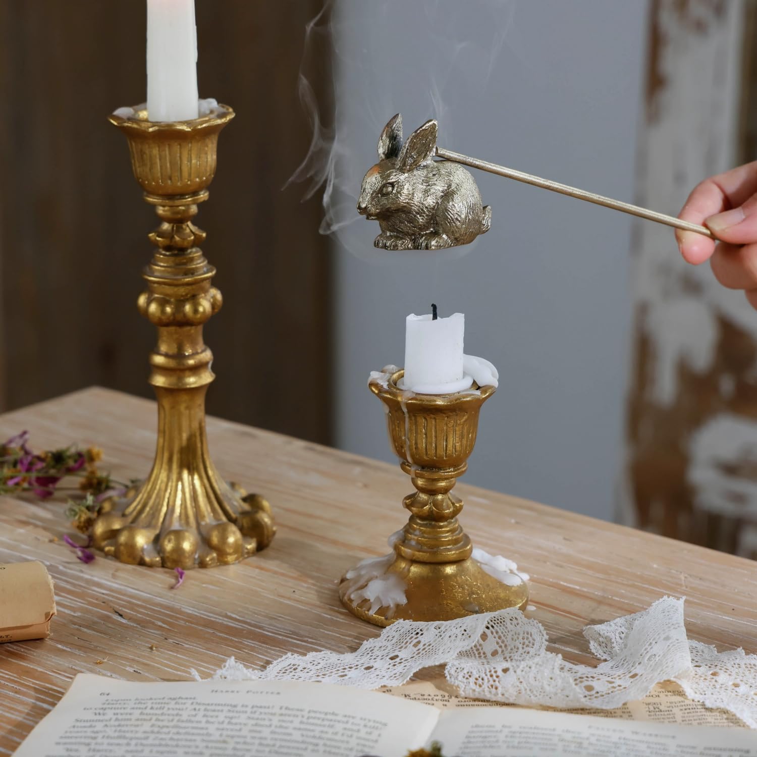 NIKKY HOME Éteignoir à bougie, accessoire d'extincteur avec long manche, outil de bougie pour éteindre la flamme de mèche de bougie en toute sécurité