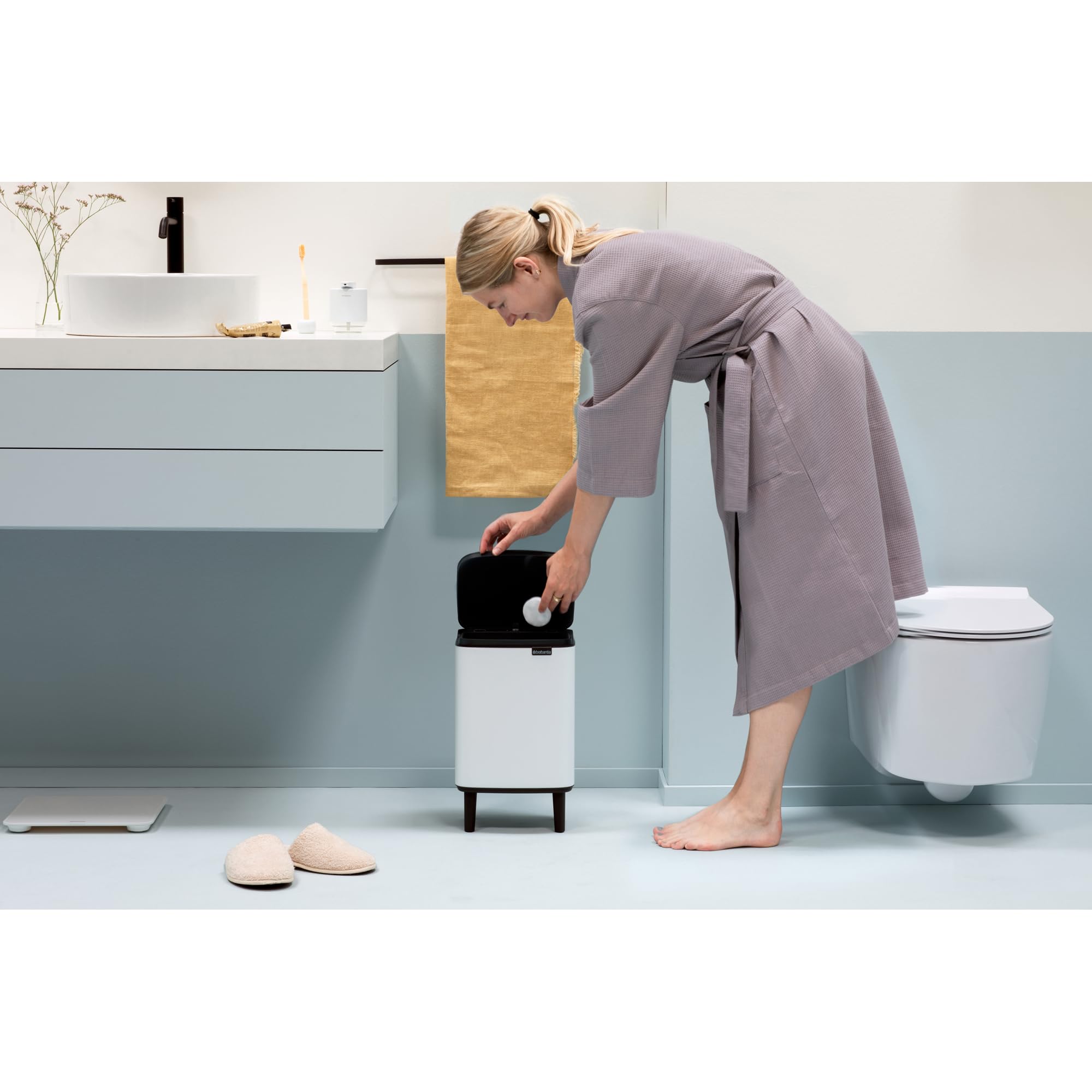 Brabantia - Cubo de basura Bo Hi 7 L con tapa de cierre suave, interior extraíble y asa de transporte - Adecuado para baño, dormitorio y oficina en casa - White
