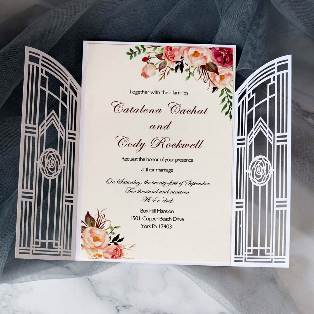 Tarjetas de invitación de boda premium con fajín glitter y delicado relieve cortado con láser