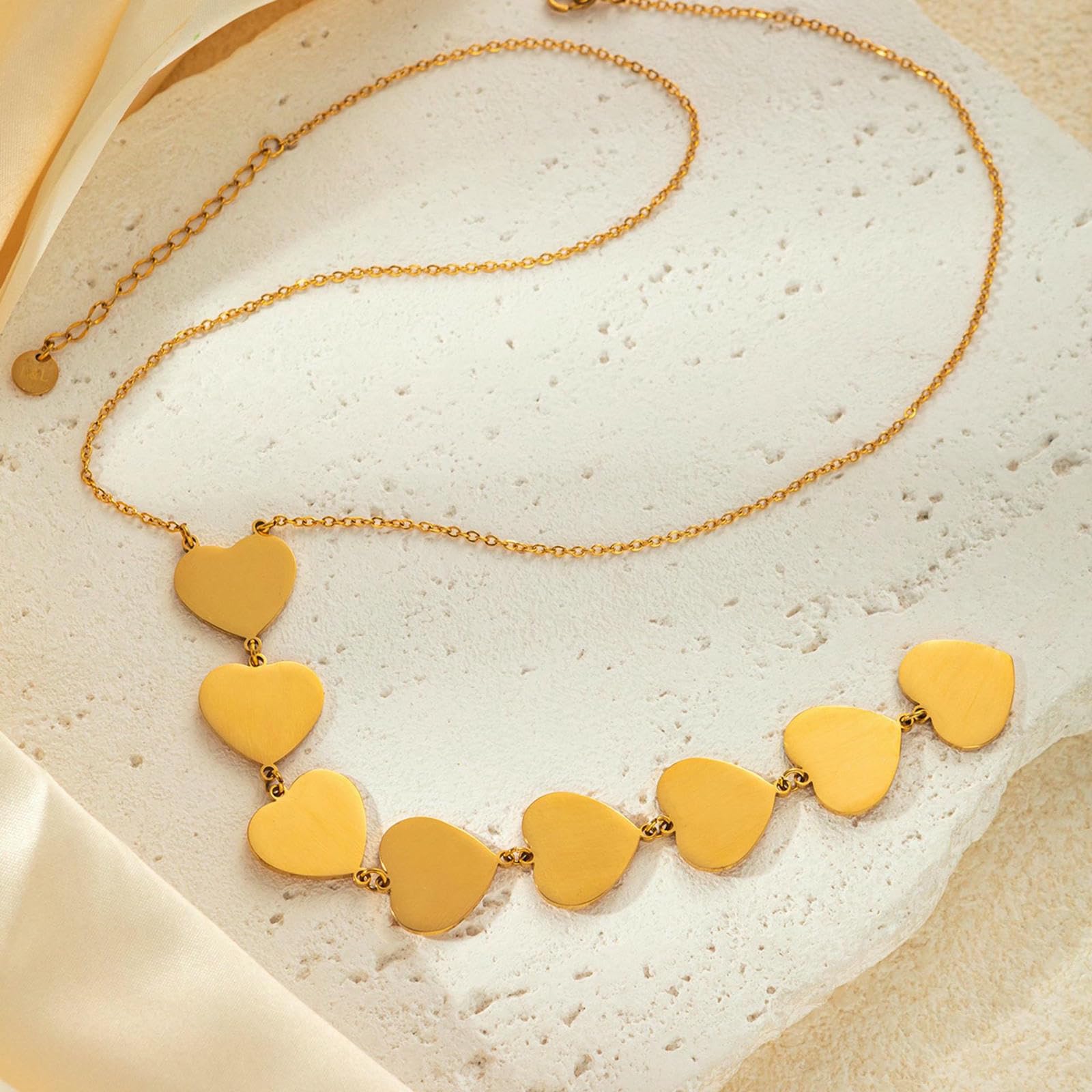 Collana in acciaio con ciondolo a forma di cuore geometrico. Gioielli minimalisti a strati per accessori per l'uso quotidiano